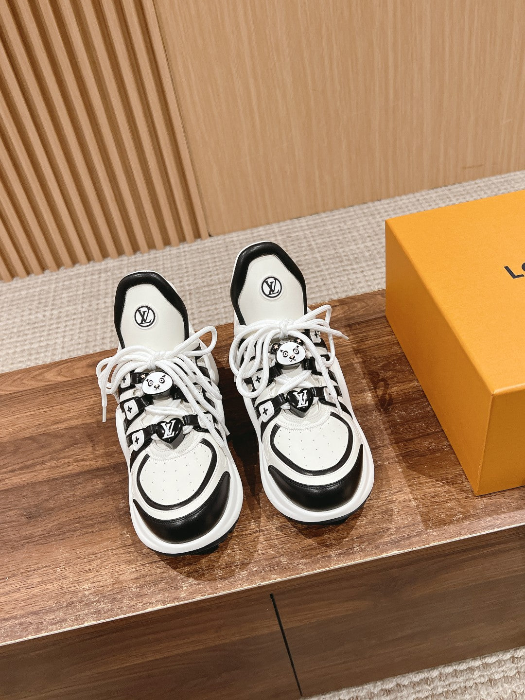 LV ARCHLIGHT SNEAKER IN WHITE MIX BLACK EMBOSSED CALFSKIN 101058、mysite、Cacoeks