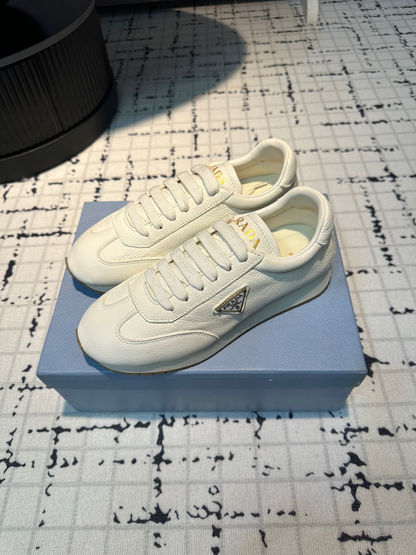 PRA TRIANGLE LOGO SNEAKERS WHITE CALFSKIN、mysite、Cacoeks