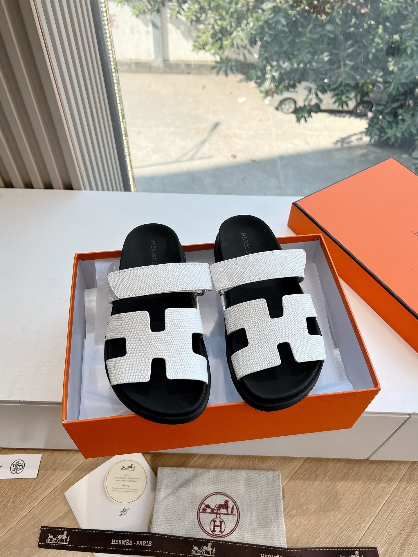 CHYPRE SANDAL IN WHITE SHINY GRAINED CALFSKIN、mysite、Cacoeks