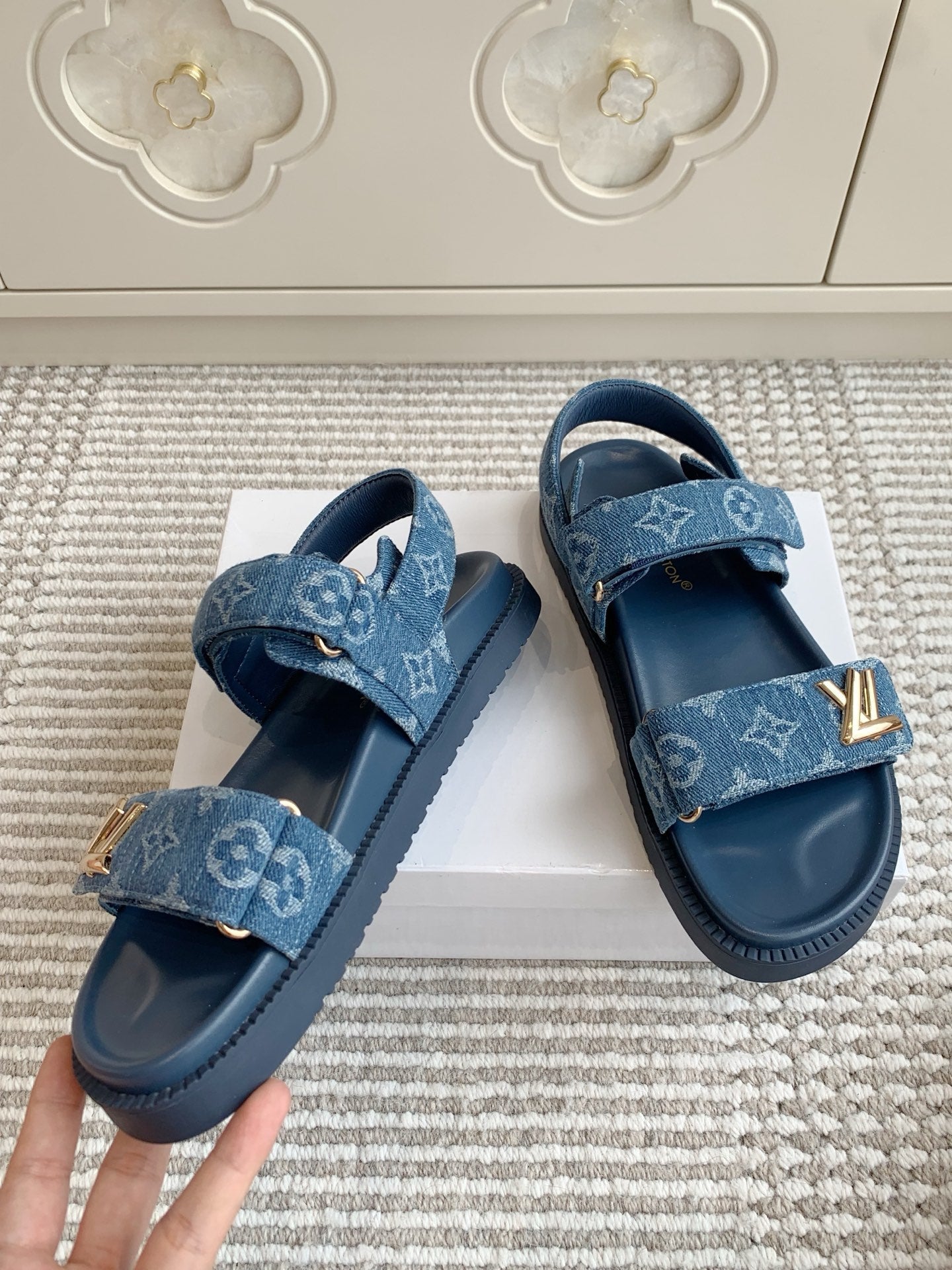 LV SANDALS 25S IN BLUE DENIM AND CALFSKIN WITH GOLD HARDWARE、mysite、Cacoeks