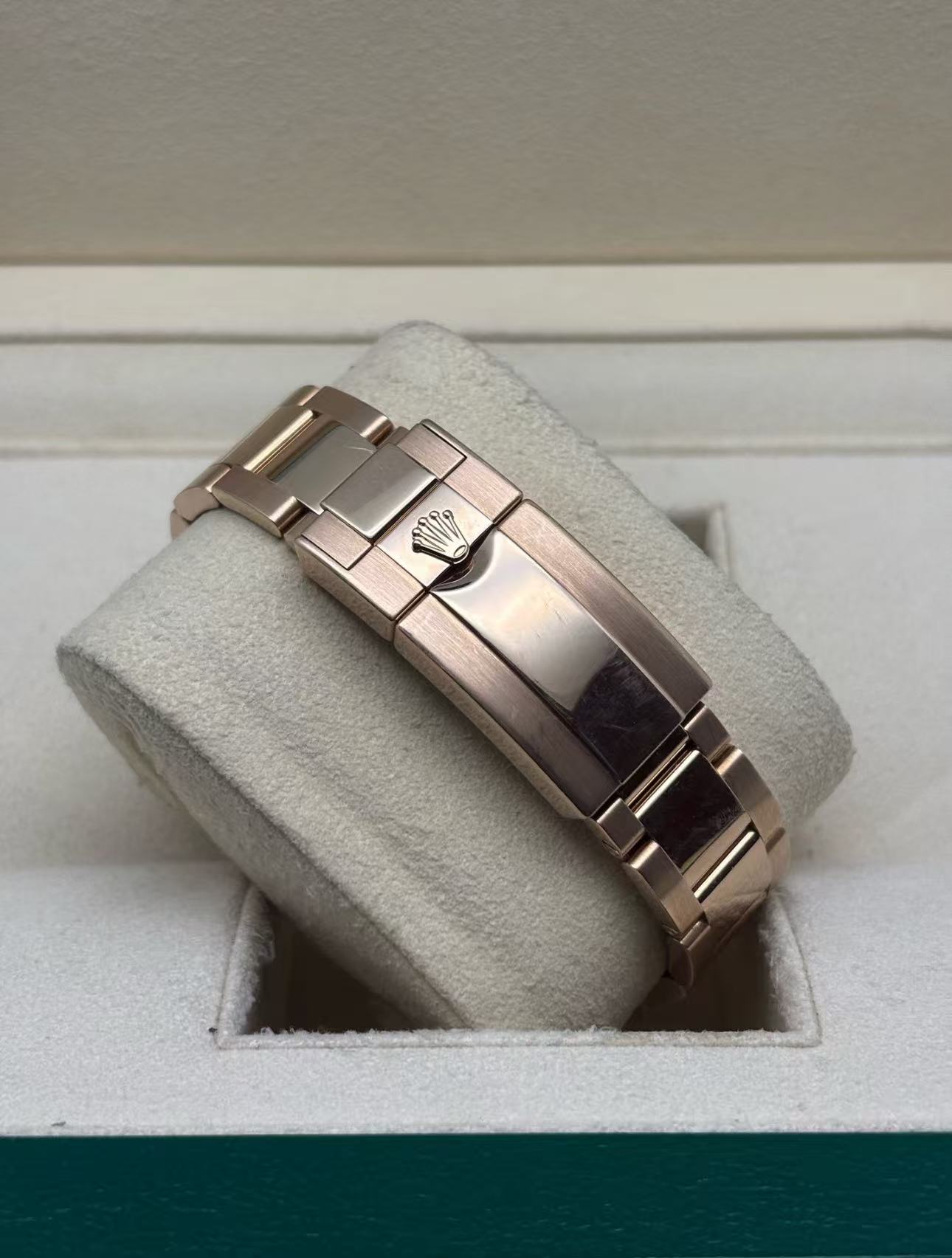 Rolex GMT Masterll Root Beer Super Clone Swiss Replica Watch 18k Rose Gold Ref 126715CHNR-3285 Swiss Movement