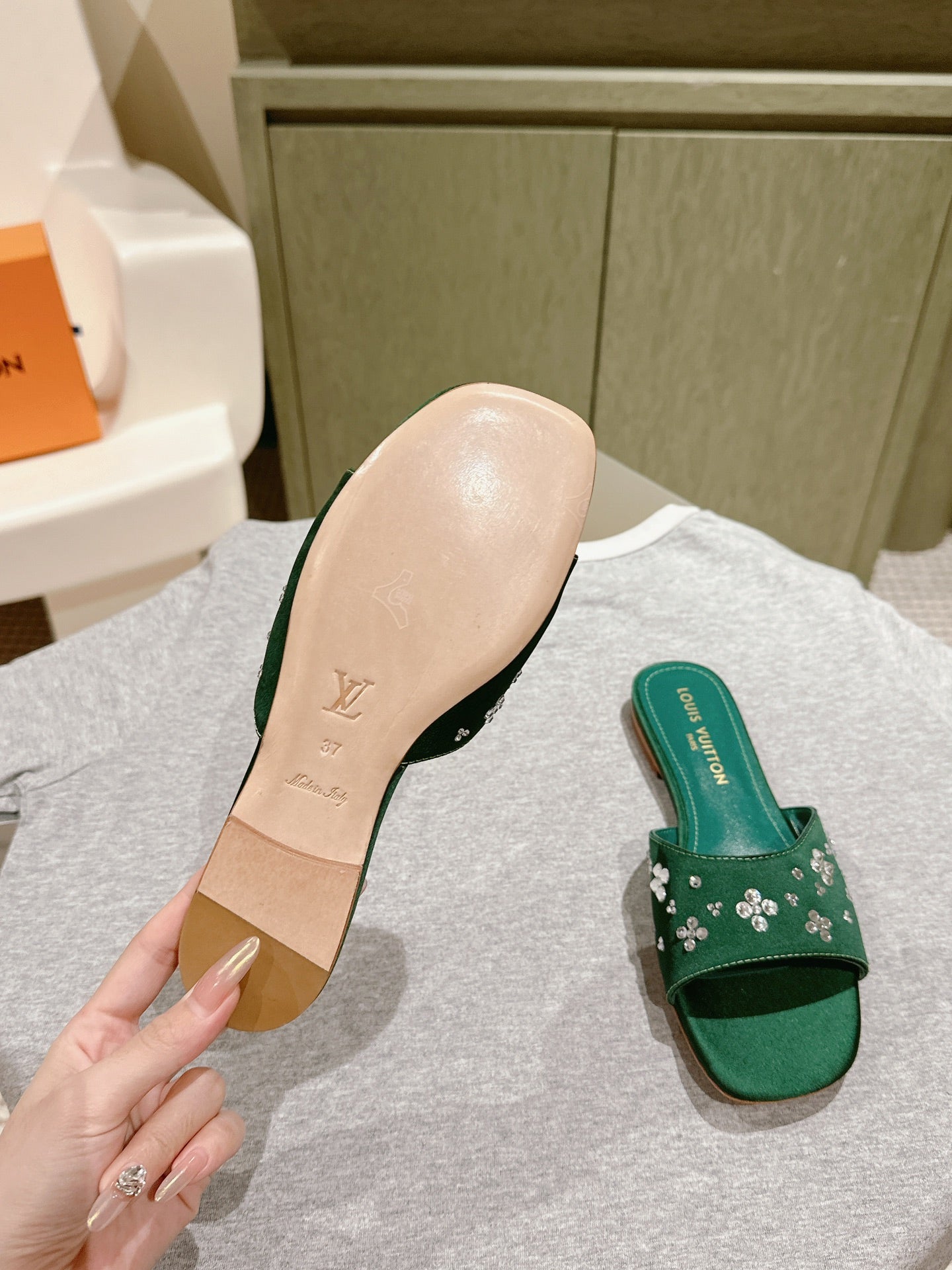 LV WOMEN FLAT MULE IN GREEN FOREST SATIN WITH RHINESTONE、mysite、Cacoeks