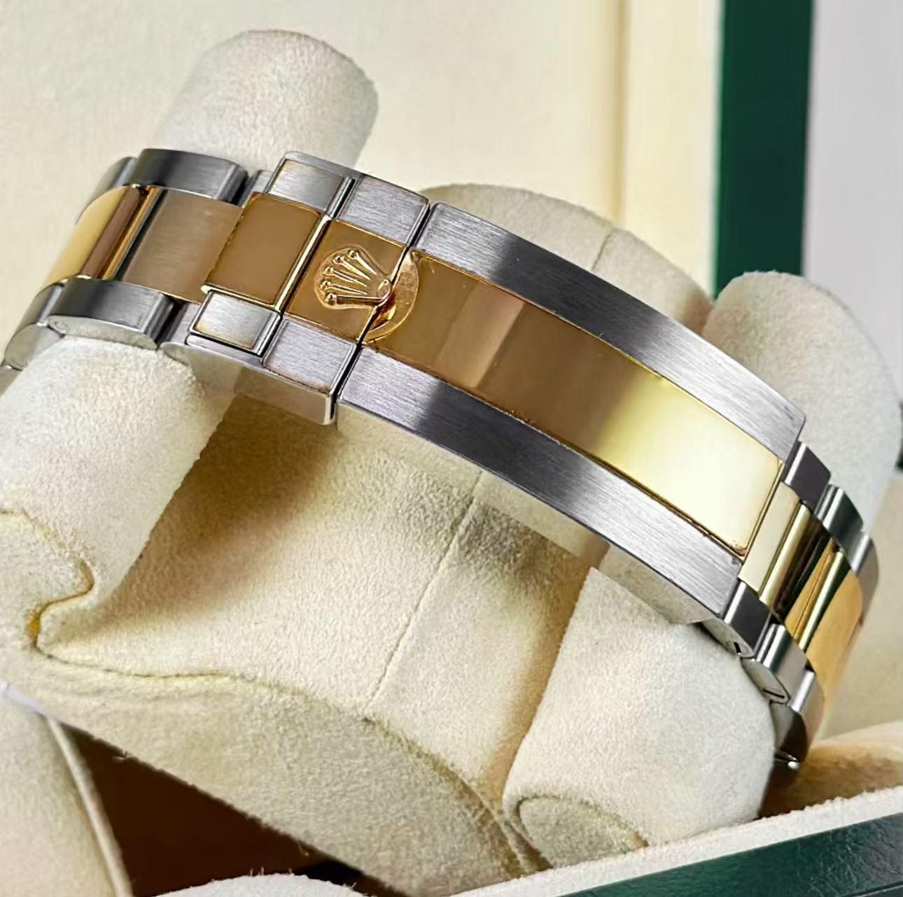 Rolex Submariner Black Dial Two Tone SuperClone Swiss Replica Watch Ref 126613LN 3235Swiss Movement