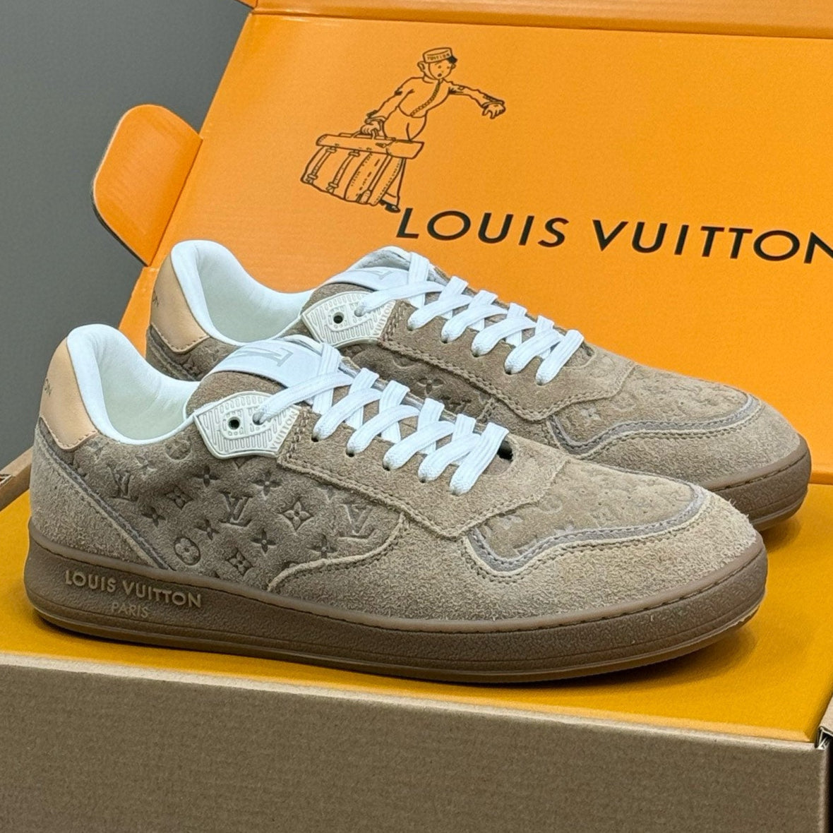 STADIUM SNEAKER IN KHAKI BROWN EMBOSSED MONOGRAM SUEDE、mysite、Cacoeks