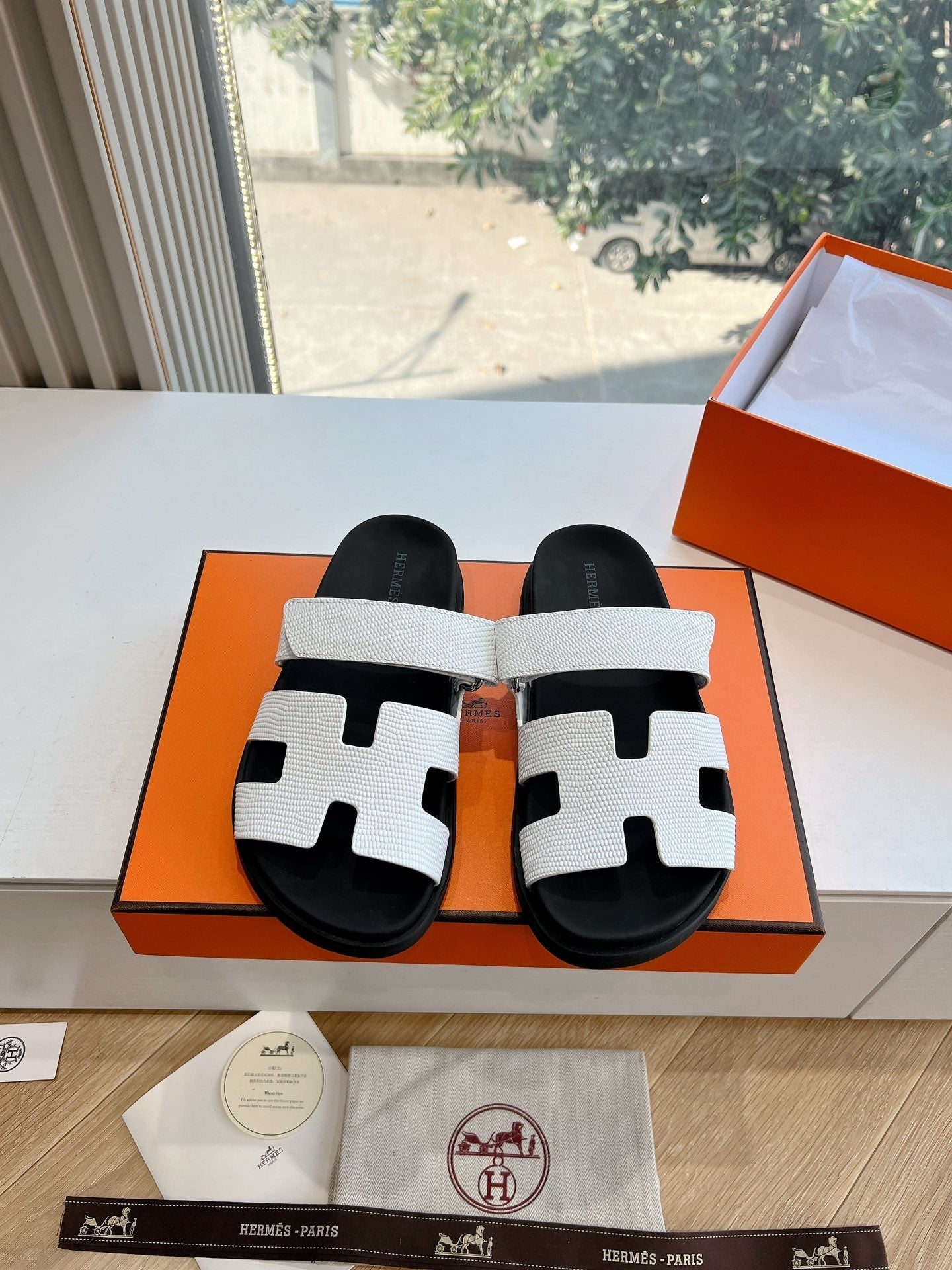 CHYPRE SANDAL IN WHITE SHINY GRAINED CALFSKIN、mysite、Cacoeks