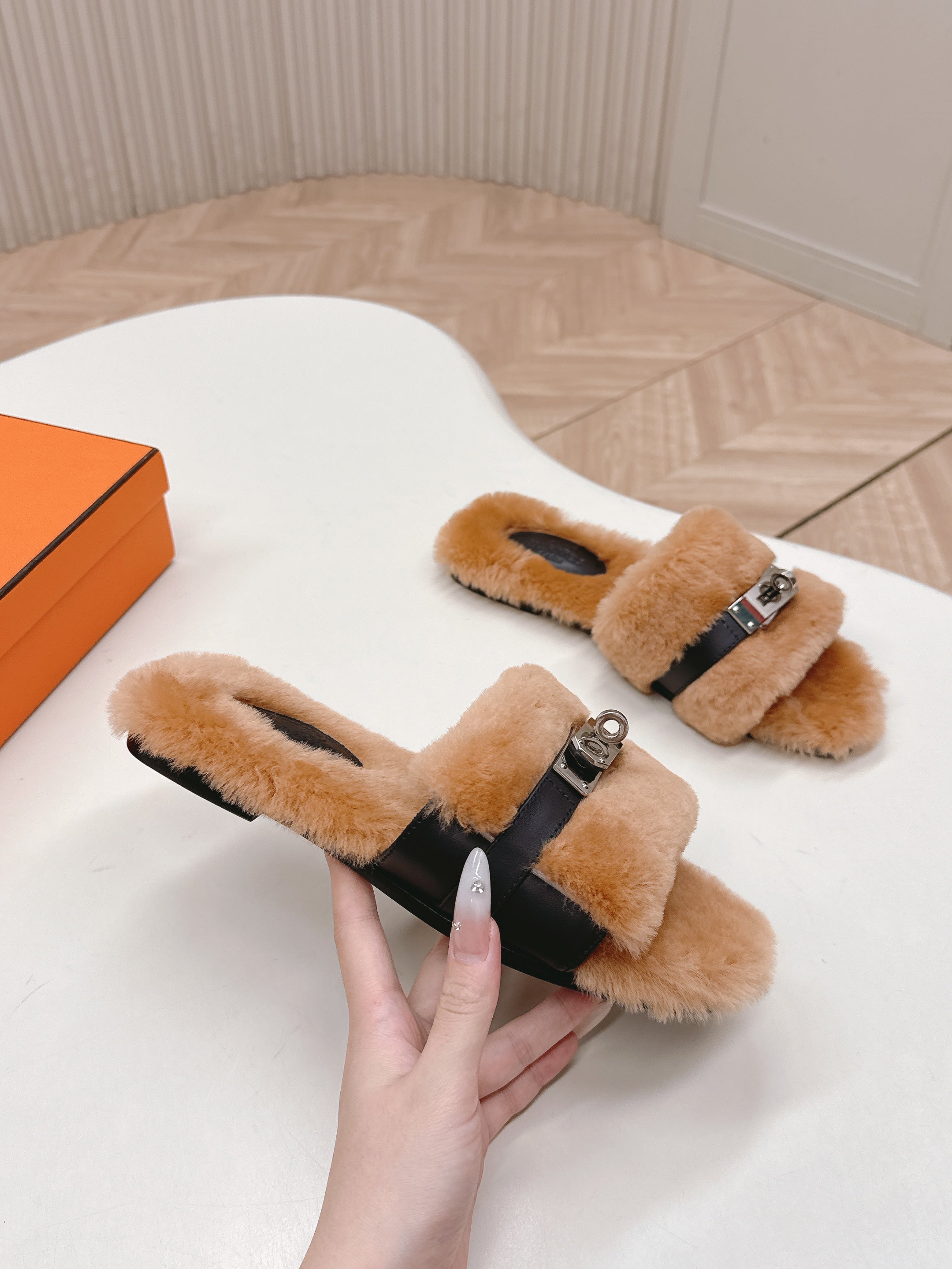 HM 25S ORAN SANDAL IN CLAY ORANGE SHEARLING WITH SILVER HARDWARE、mysite、Cacoeks