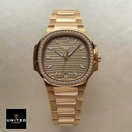 Patek Philippe Nautilus Rose Gold Replica 3 Patel Philippe Geneve Gold Diamond Bezel Replica front view rose gold background