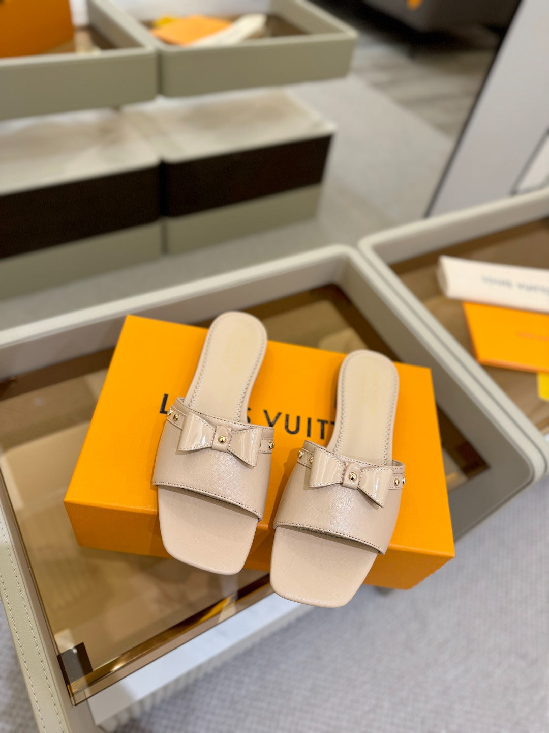 LV X TM 6AM FLAT MULE IN LINEN TAN CALFSKIN、mysite、Cacoeks