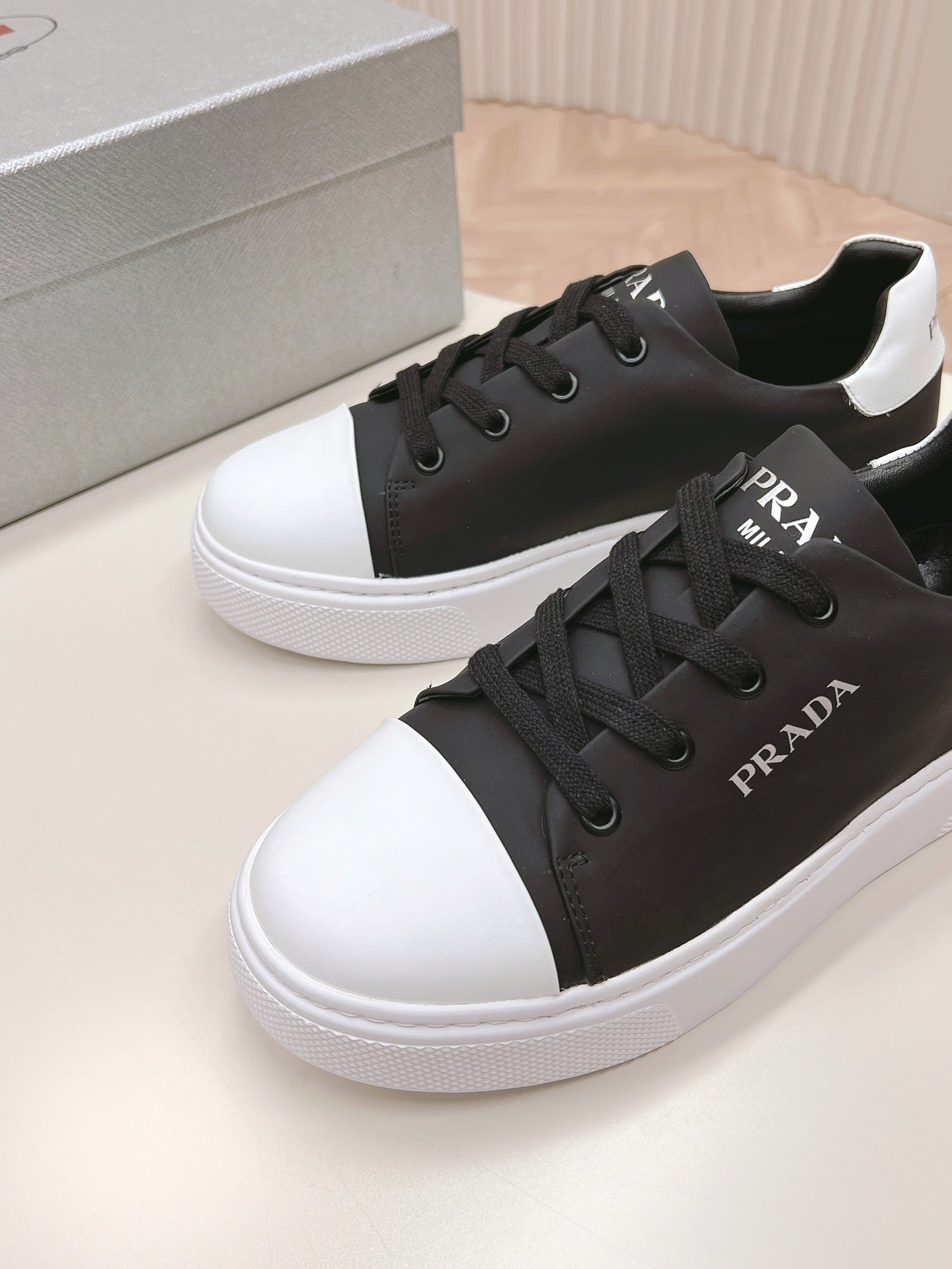 PRA LOGO OUTLET BASIC SNEAKERS BLACK AND WHITE TOE CALFSKIN、mysite、Cacoeks