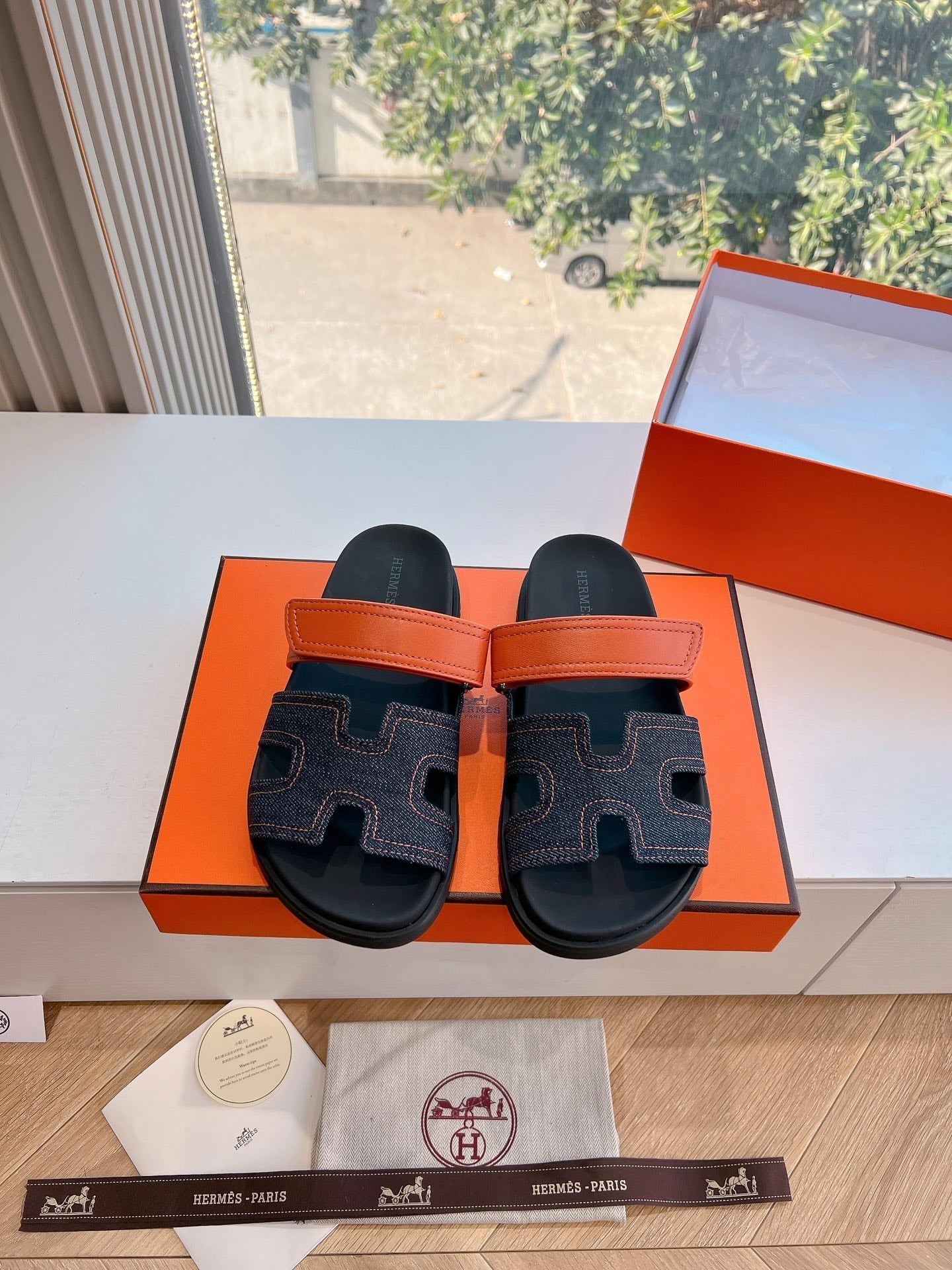 CHYPRE SANDAL IN BLACK DENIM AND VIVID ORANGE CALFSKIN、mysite、Cacoeks