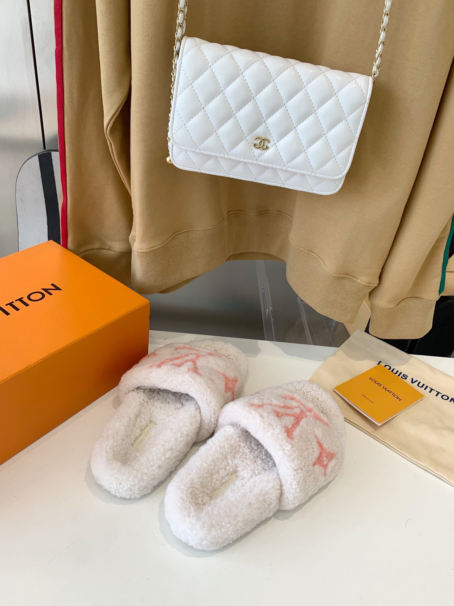 LV WOMEN'S PASEO FLAT SLIPPER IN WHITE FLEECE WITH LIGHT PINK LOGO、mysite、Cacoeks