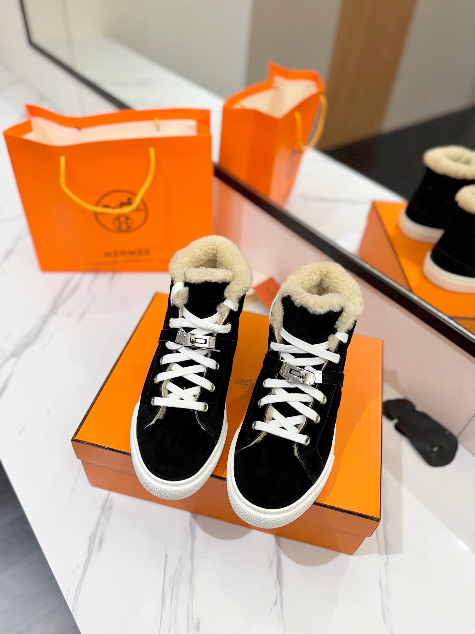 CHEALSEA BOOTS IN BLACK SUEDE AND FLEECE LINING、mysite、Cacoeks