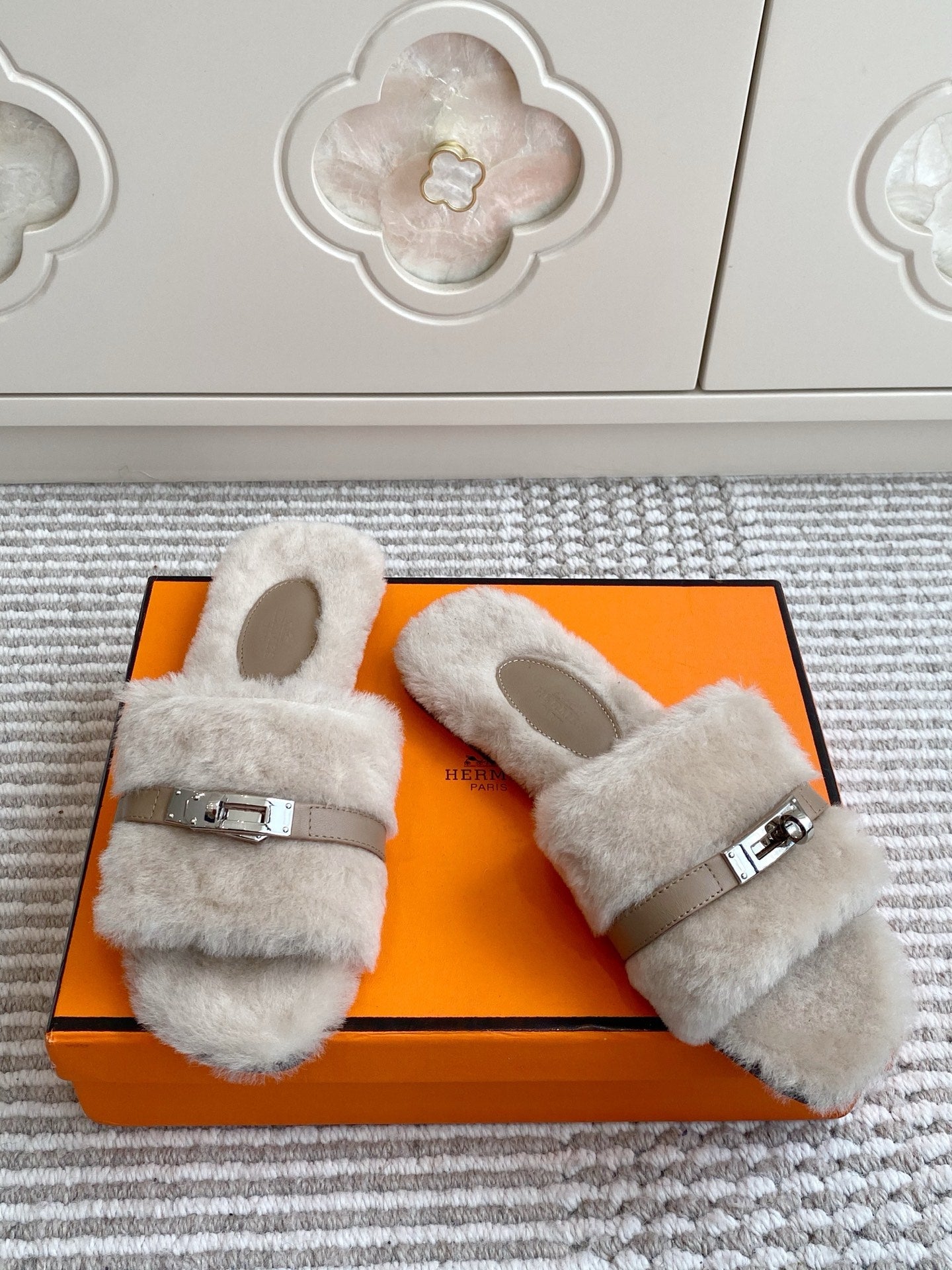 HM 25S GIULIA SANDAL IN PALE BEIGE GRAY SHEARLING WITH SILVER HARDWARE、mysite、Cacoeks