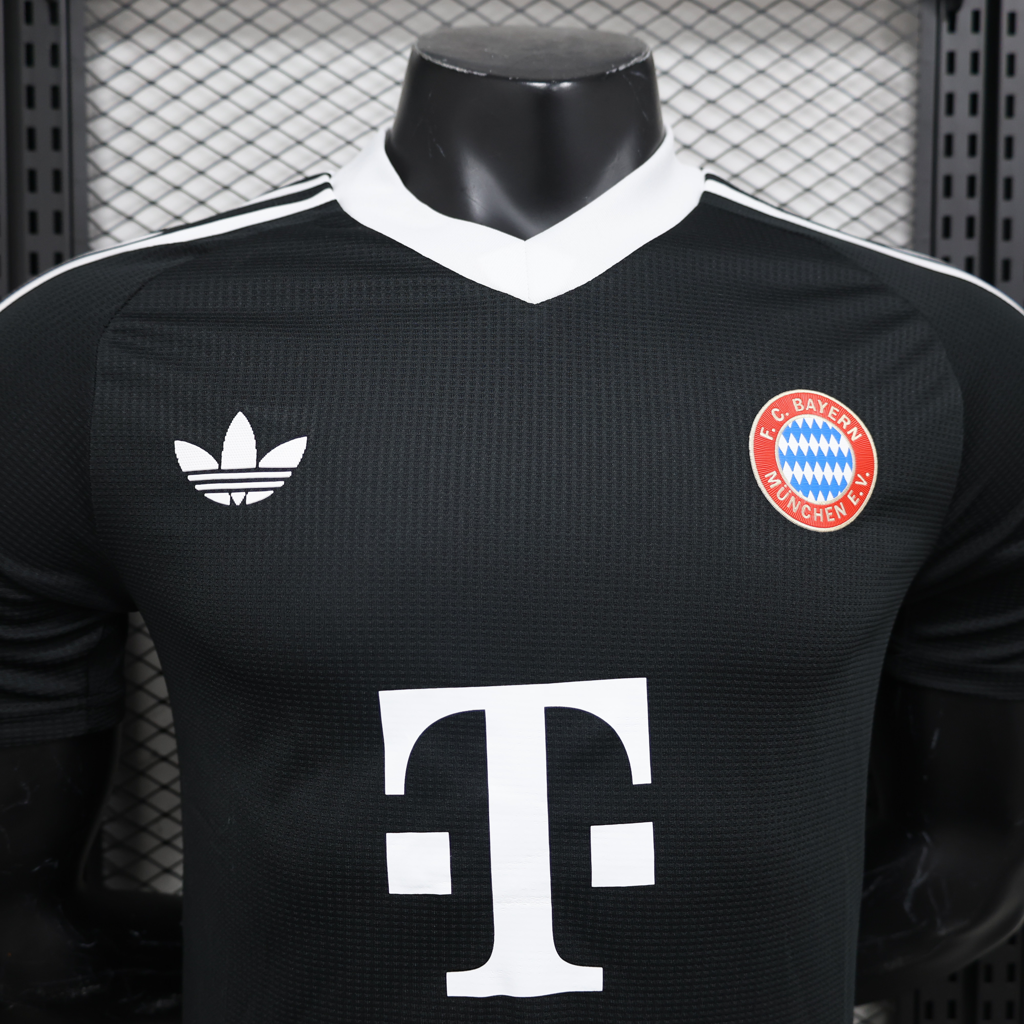 ManixJersey.com | Bayern Munich 24-25 Third Goalkeeper Black Jersey - Player Version -Customize Name, Number and Patch | Worldwide Shipping