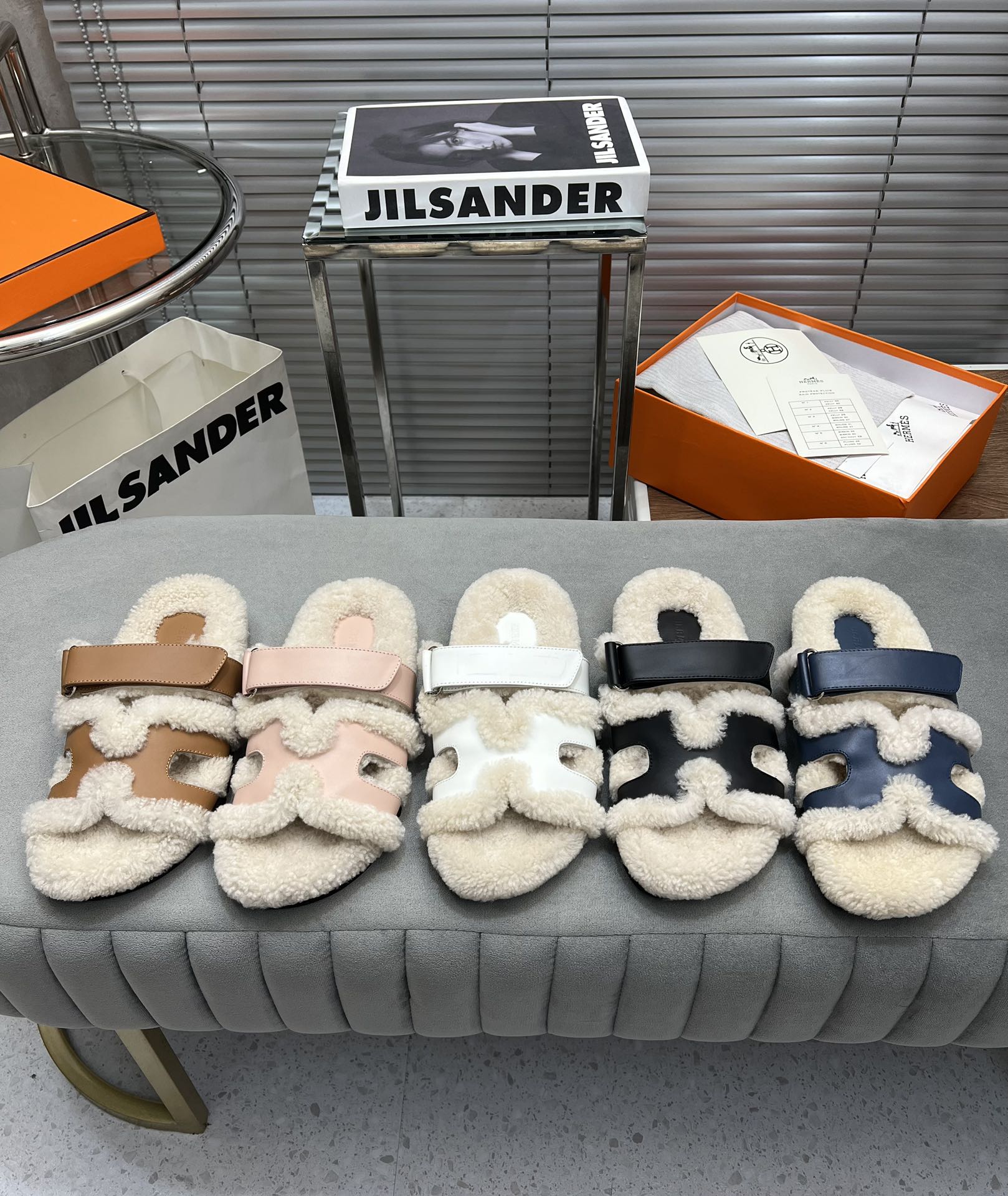CHYPRE SLIPPERS IN BEIGE LAMB WOOL AND CLASSIC BLUE CALFSKIN、mysite、Cacoeks