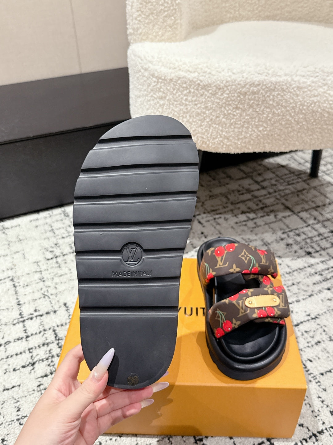LV MIAMI-STYLE SANDALS 25S IN BROWN FABRIC AND BLACK CALFSKIN、mysite、Cacoeks