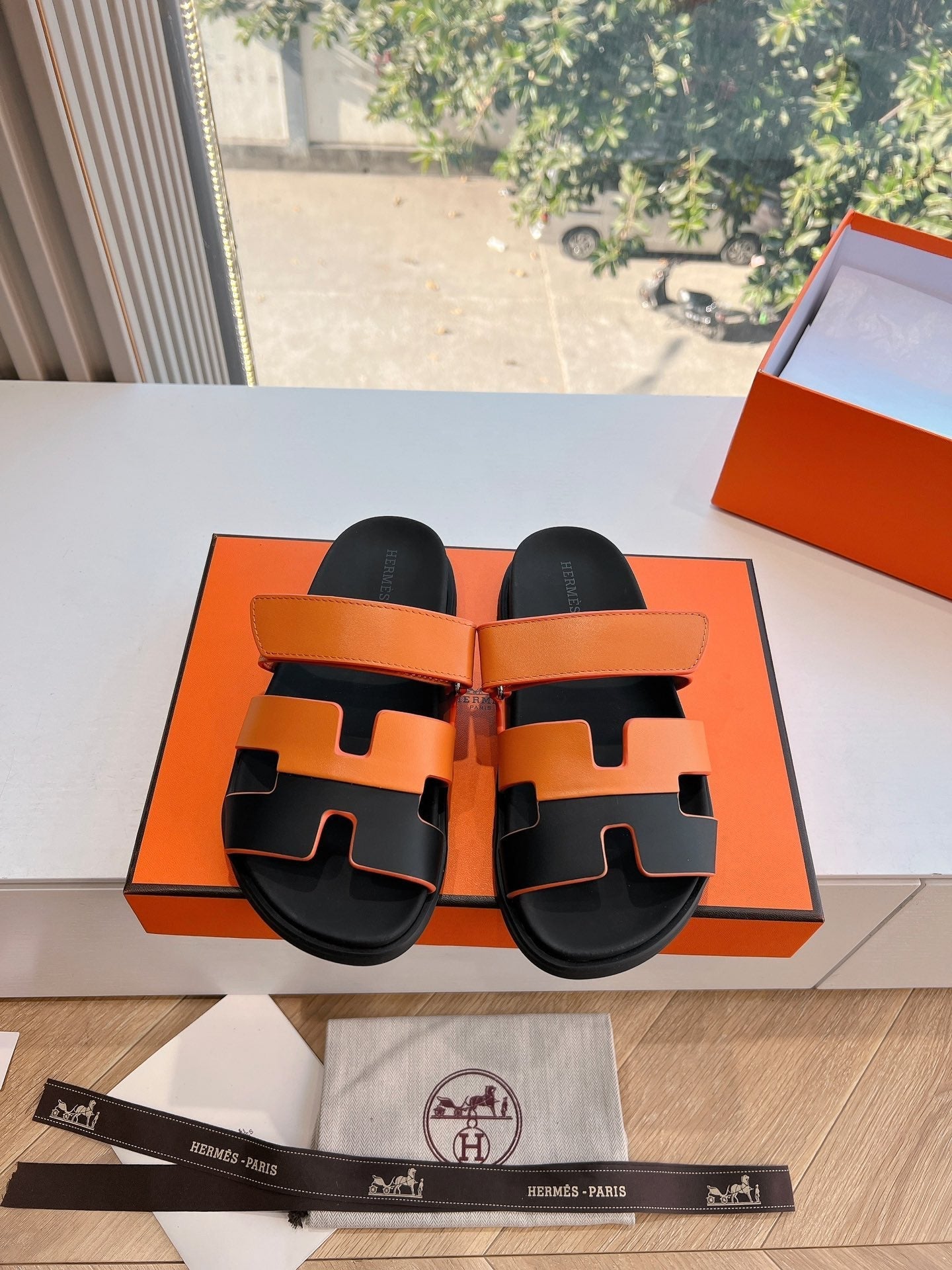 CHYPRE SANDAL IN VIVID ORANGE MIX BLACK CALFSKIN、mysite、Cacoeks