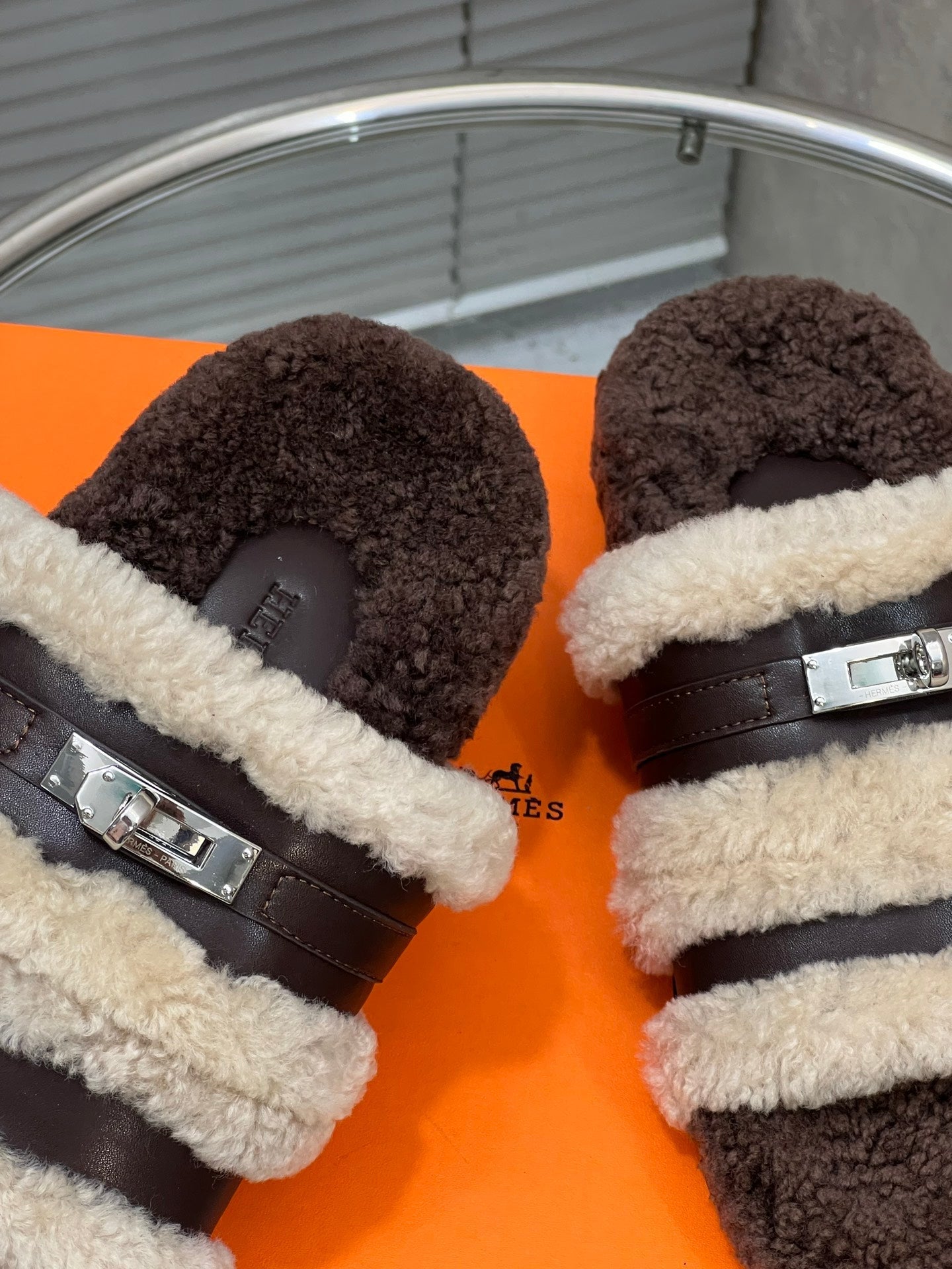 HM 25S SANDAL IN BEIGE WOOL AND DARK BROWN LAMBSKIN WITH SILVER HARDWARE、mysite、Cacoeks