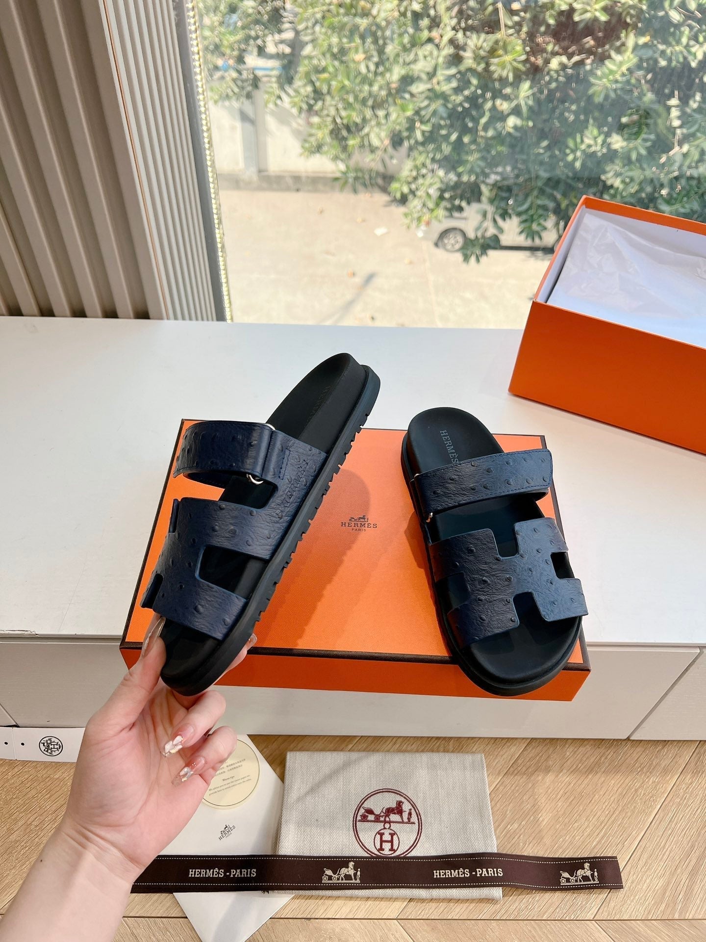 CHYPRE SANDAL IN NAVY BLUE GRAINED CALFSKIN、mysite、Cacoeks