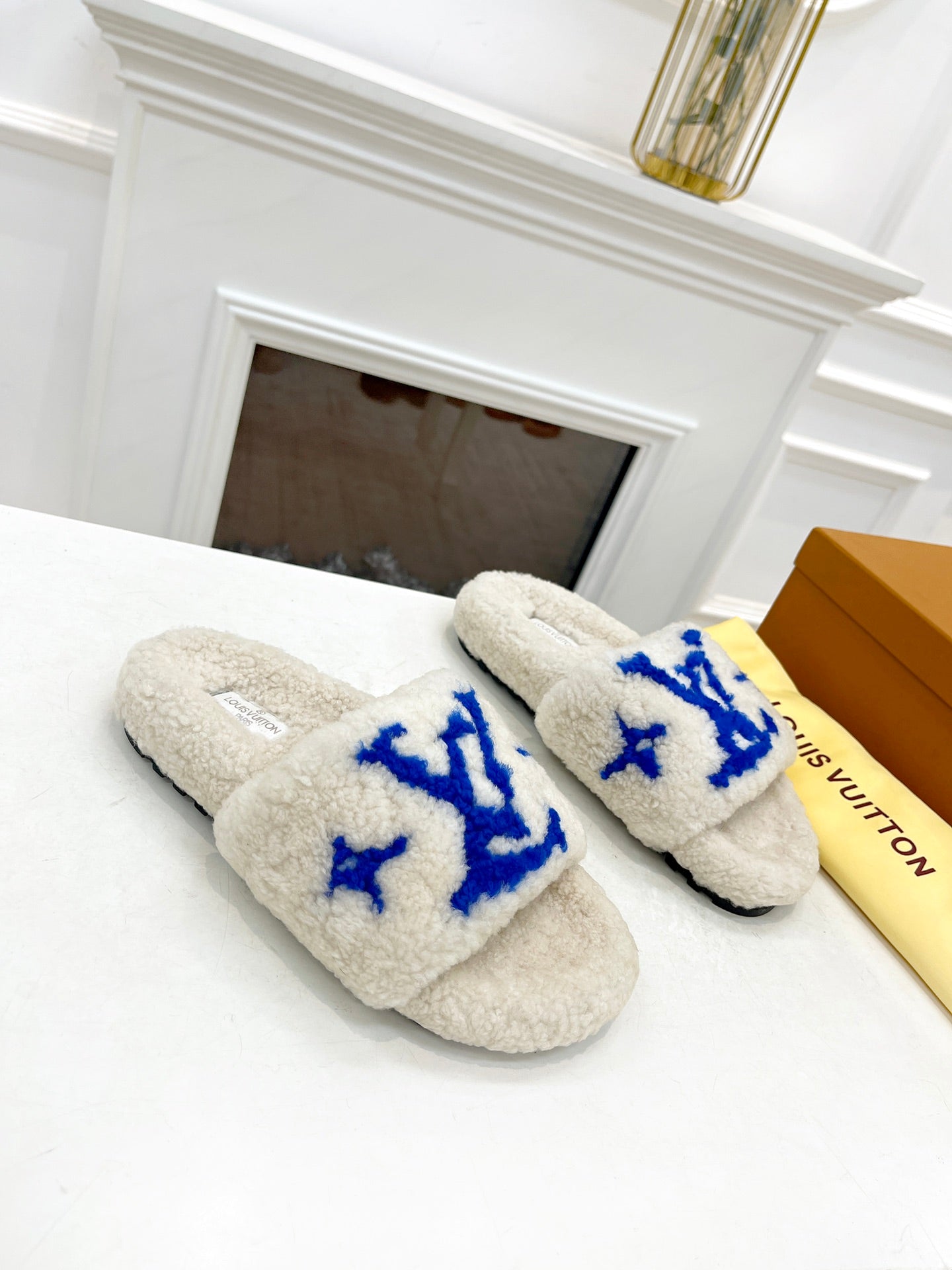 LV FLAT SLIPPER IN WHITE MIX COBALT BLUE SHEARLING、mysite、Cacoeks