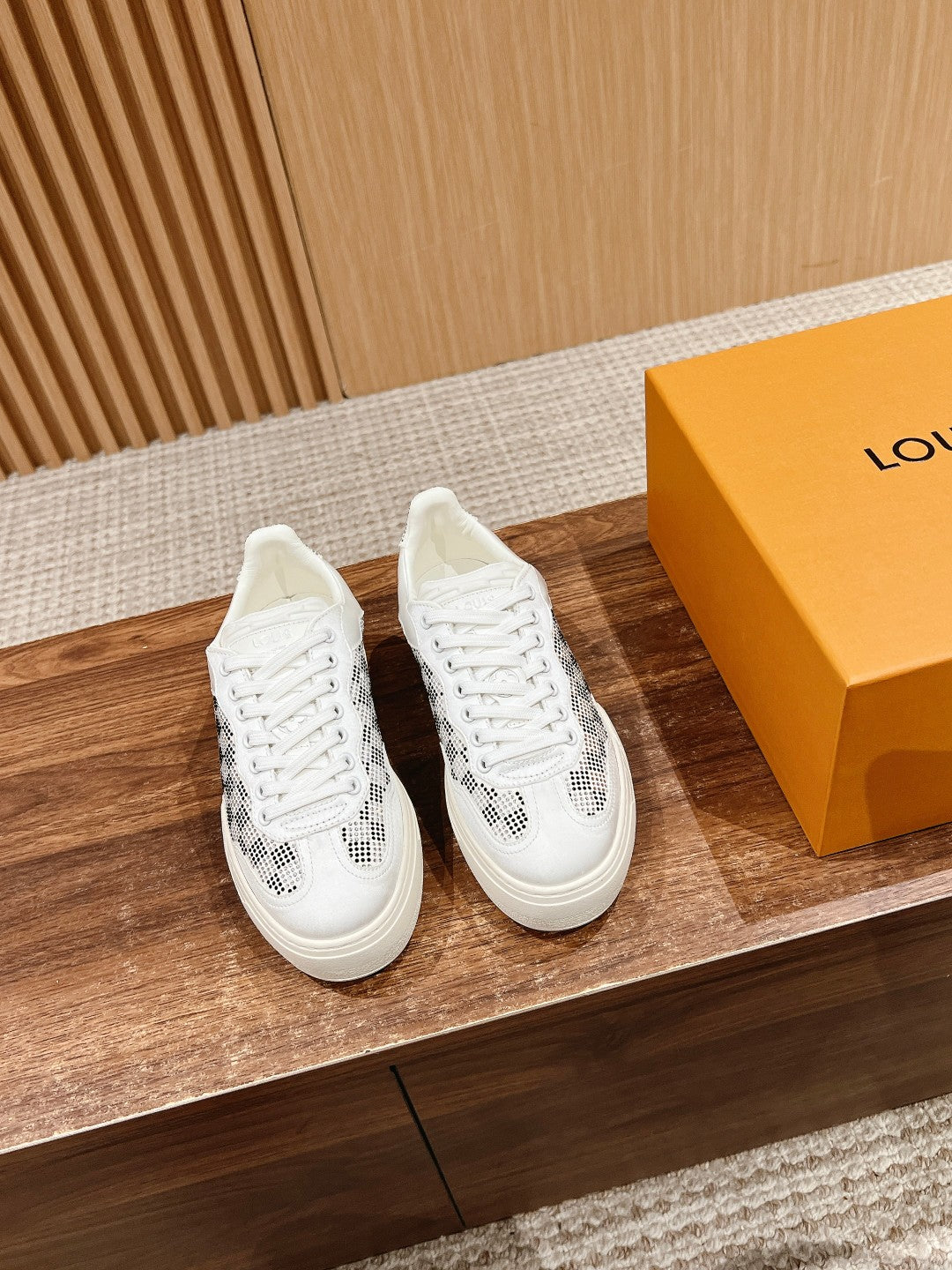 LV GROOVY SNEAKER IN WHITE DAMIER STRASS AND CALFSKIN、mysite、Cacoeks