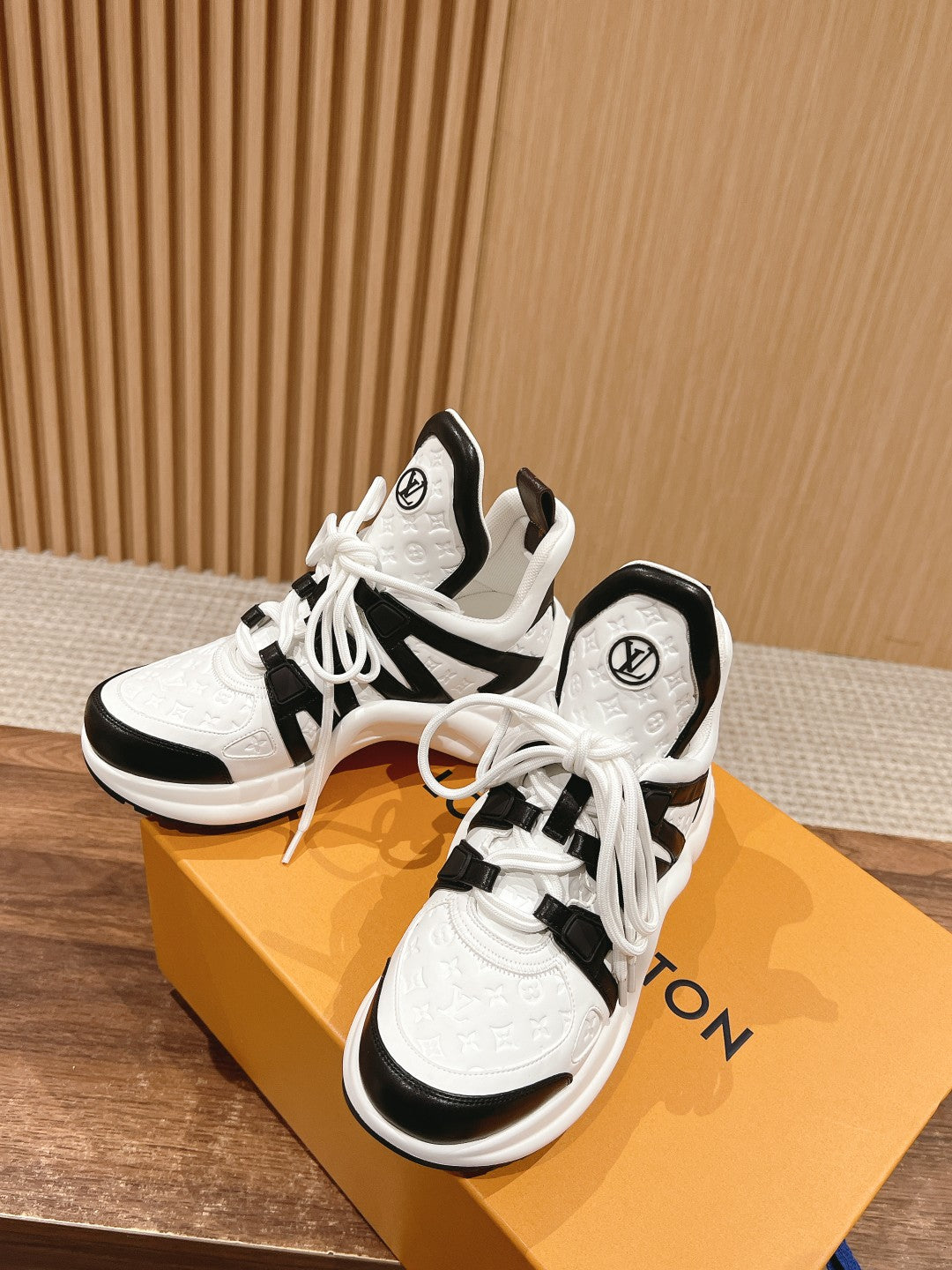 LV ARCHLIGHT SNEAKER IN WHITE MIX BLACK EMBOSSED CALFSKIN、mysite、Cacoeks
