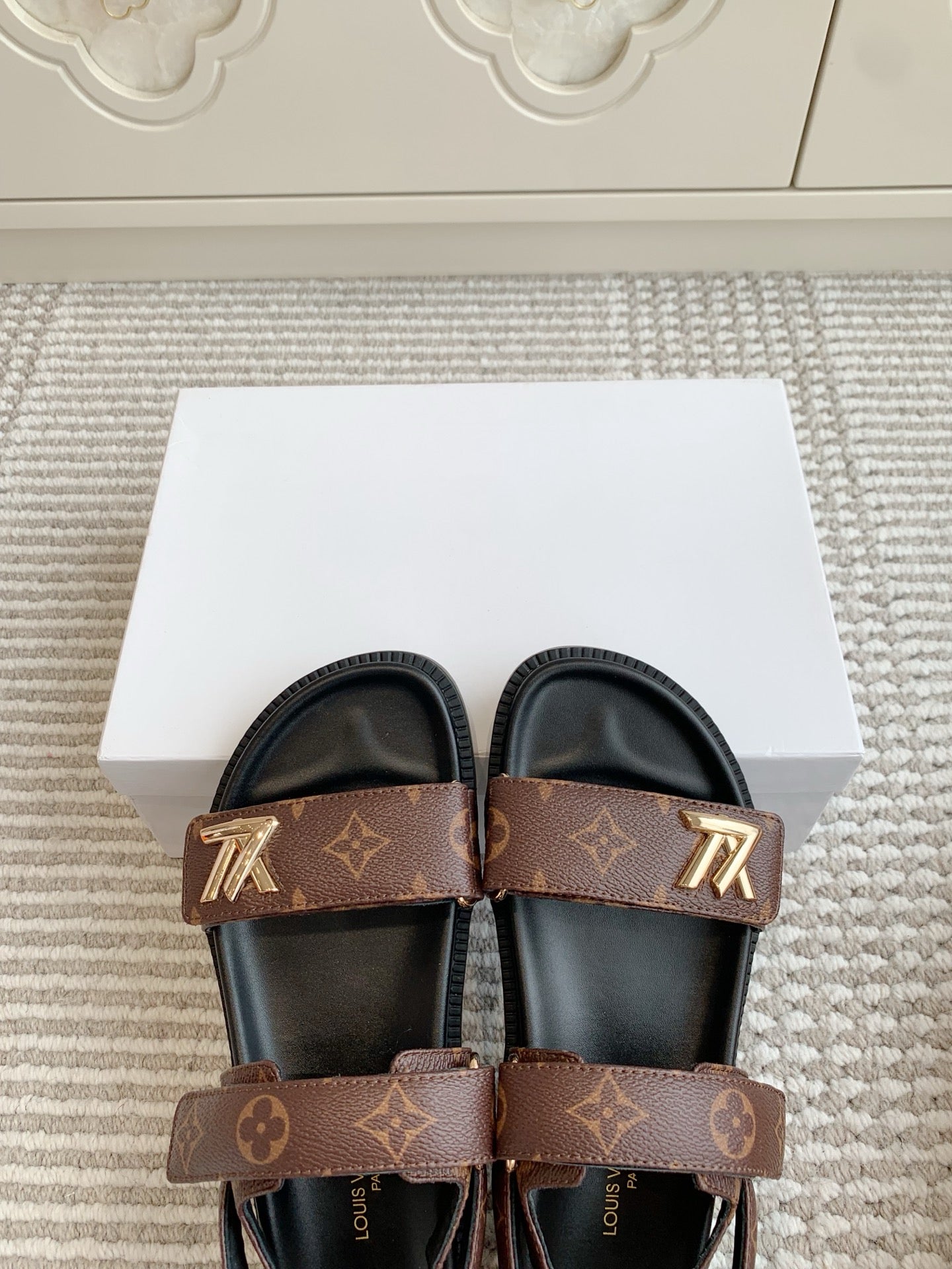 LV SANDALS 25S IN BROWN MIX BLACK CALFSKIN WITH GOLD HARDWARE、mysite、Cacoeks