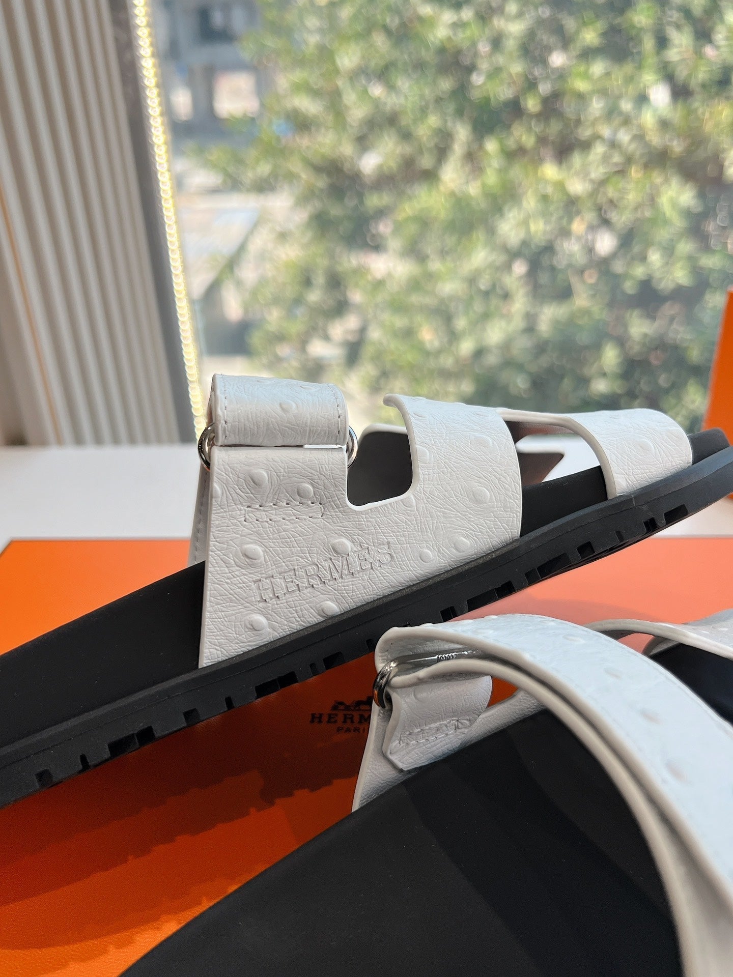 CHYPRE SANDAL IN WHITE GRAINED CALFSKIN、mysite、Cacoeks