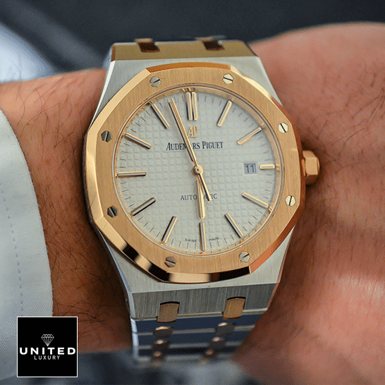 Audemars Piguet Royal Oak 15400SR.OO.1220SR.01 Replica audemars piguet royal oak self winding two tone 15400SR Audemars Piguet Two Tone Automatic White Ddial Replia on the man wrist
