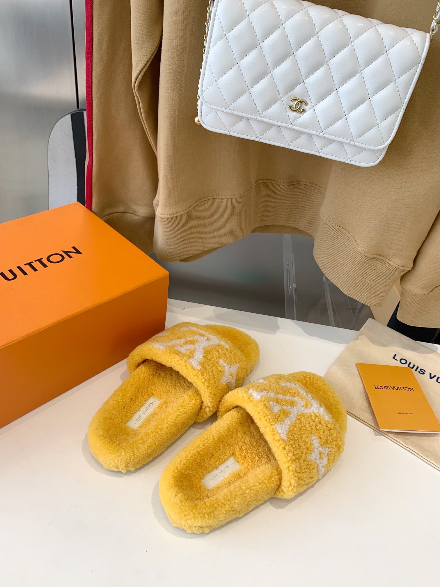 LV WOMEN'S PASEO FLAT SLIPPER IN YELLOW FLEECE WITH WHITE LOGO、mysite、Cacoeks