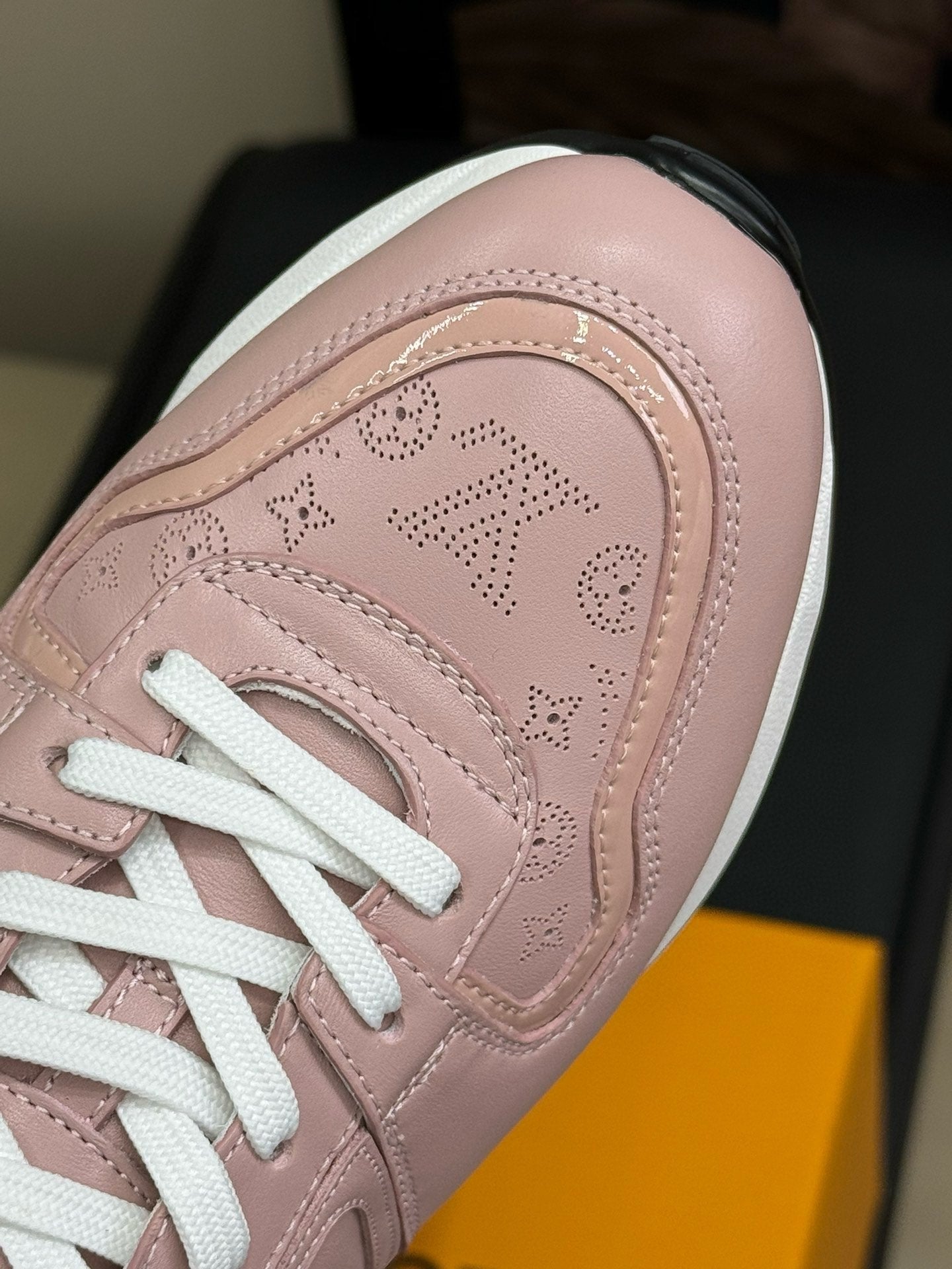 LV NEO RUN AWAY SNEAKER IN PASTEL PINK CALFSKIN、mysite、Cacoeks