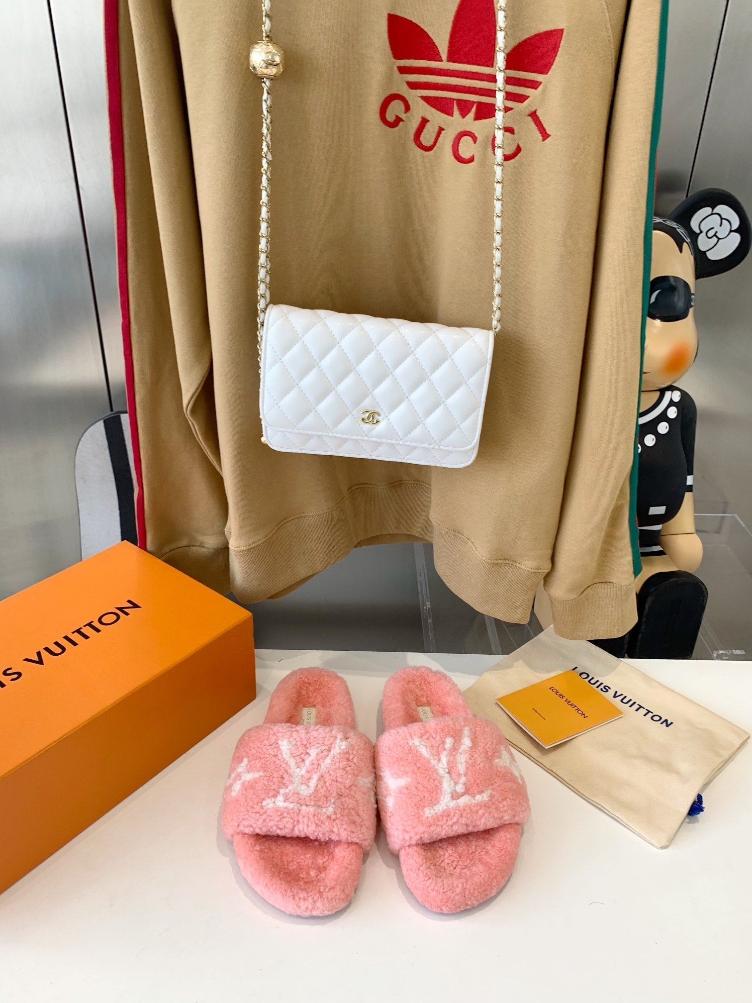 LV WOMEN'S PASEO FLAT SLIPPER IN LIGHT PINK FLEECE WITH WHITE LOGO、mysite、Cacoeks