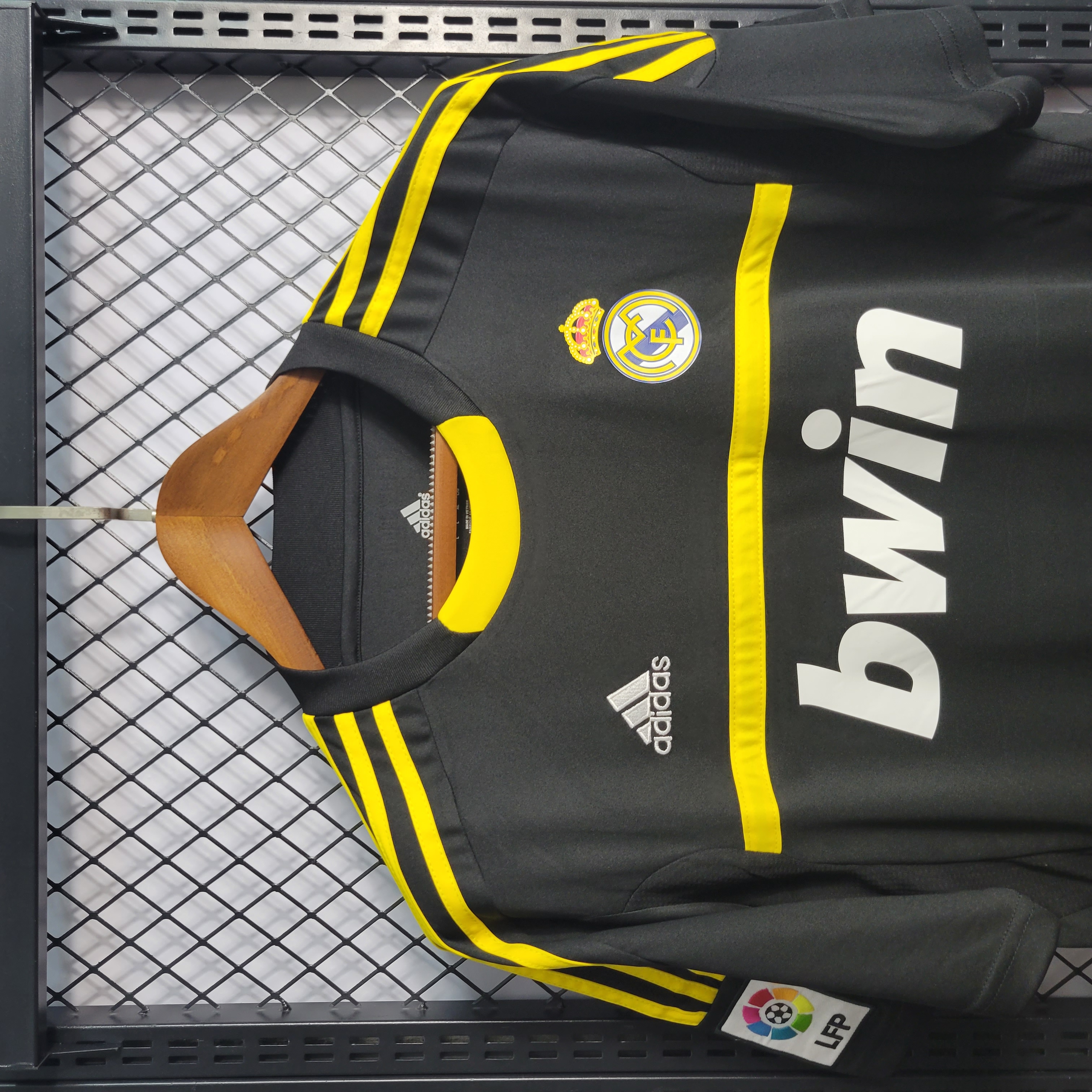 Higojerseys-Retro Real Madrid 11-12 Black Goalkeeper Jersey