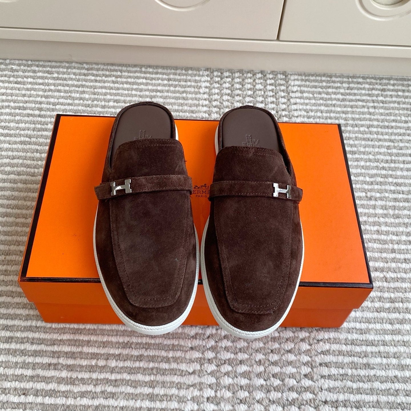 HM 25S MULES IN DARK BROWN SUEDE WITH SILVER HARDWARE、mysite、Cacoeks