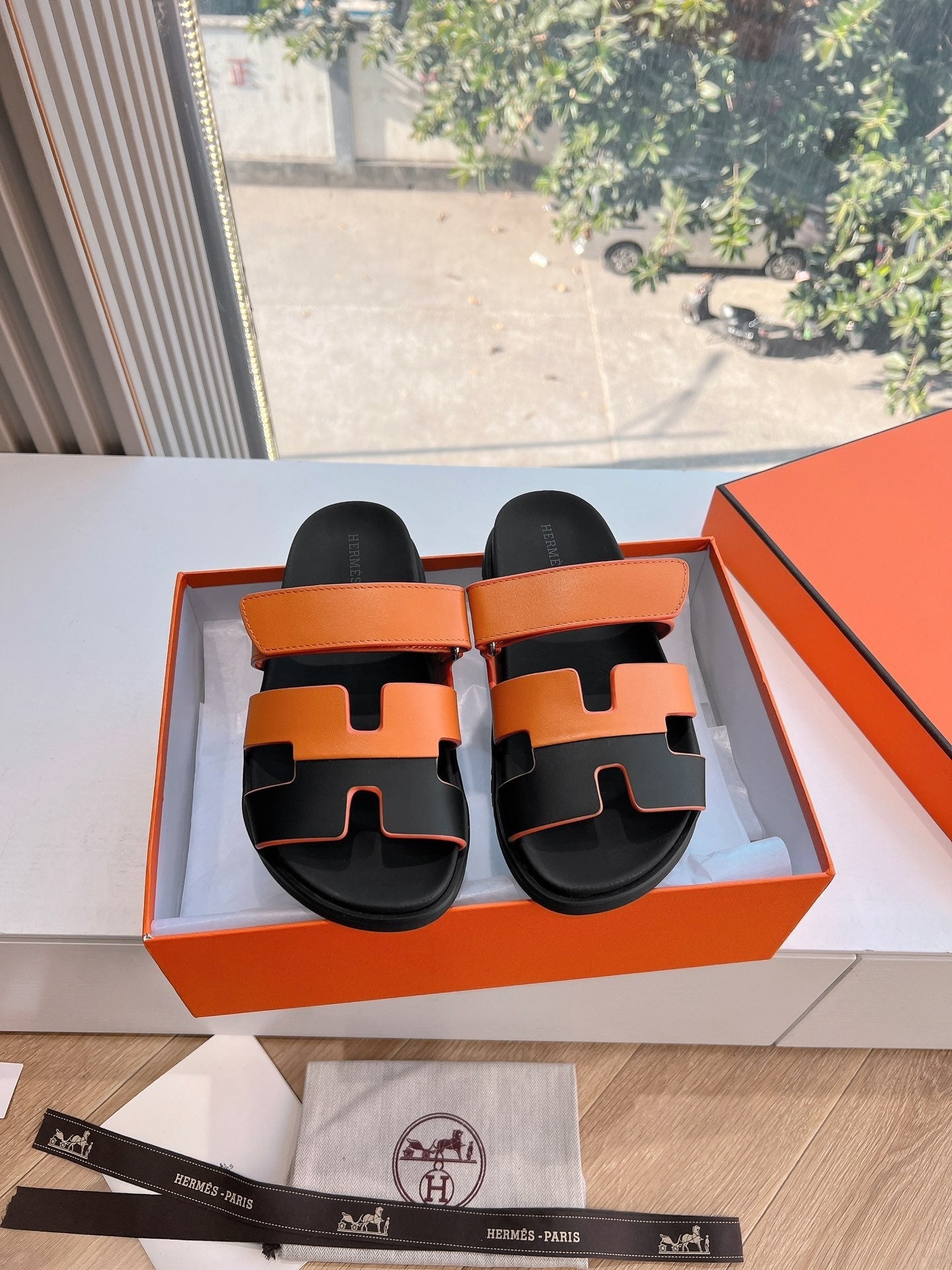 CHYPRE SANDAL IN VIVID ORANGE MIX BLACK CALFSKIN、mysite、Cacoeks