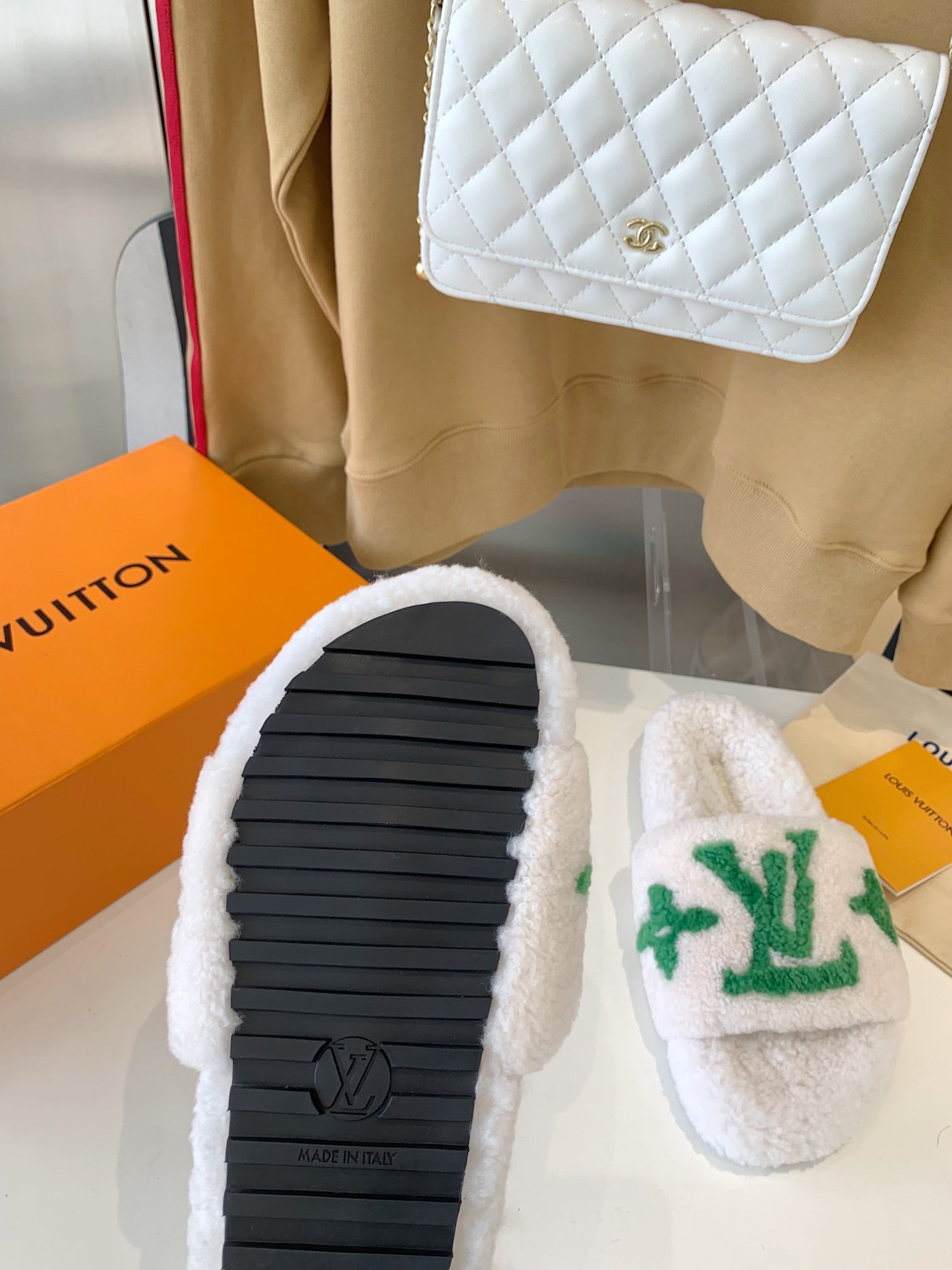 LV WOMEN'S PASEO FLAT SLIPPER IN WHITE FLEECE WITH GREEN LOGO、mysite、Cacoeks