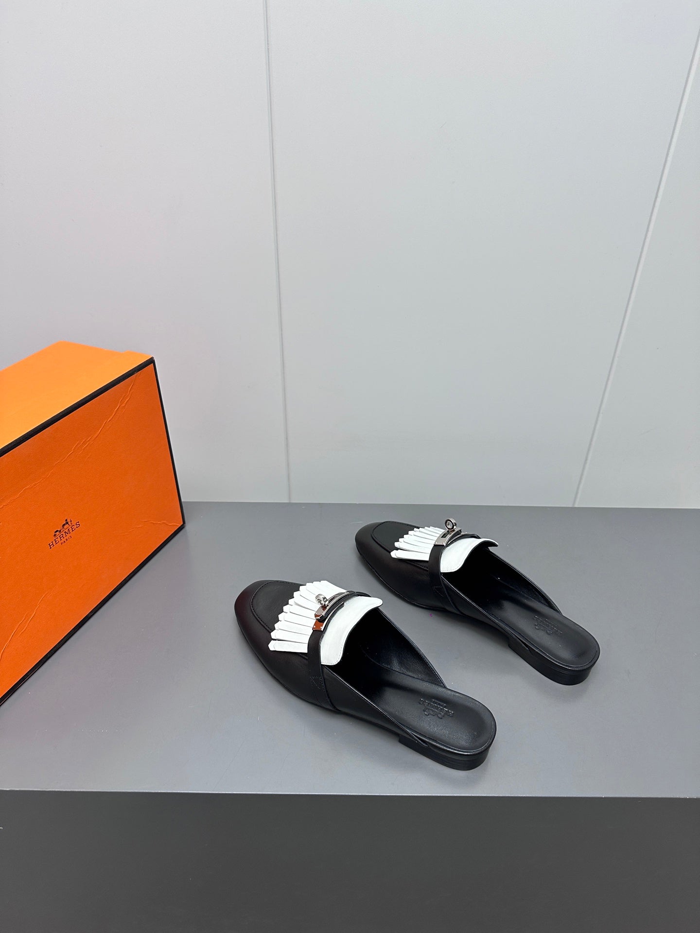 0Z MULE IN BLACK LAMBSKIN WITH WHITE FRINGE DETAIL、mysite、Cacoeks