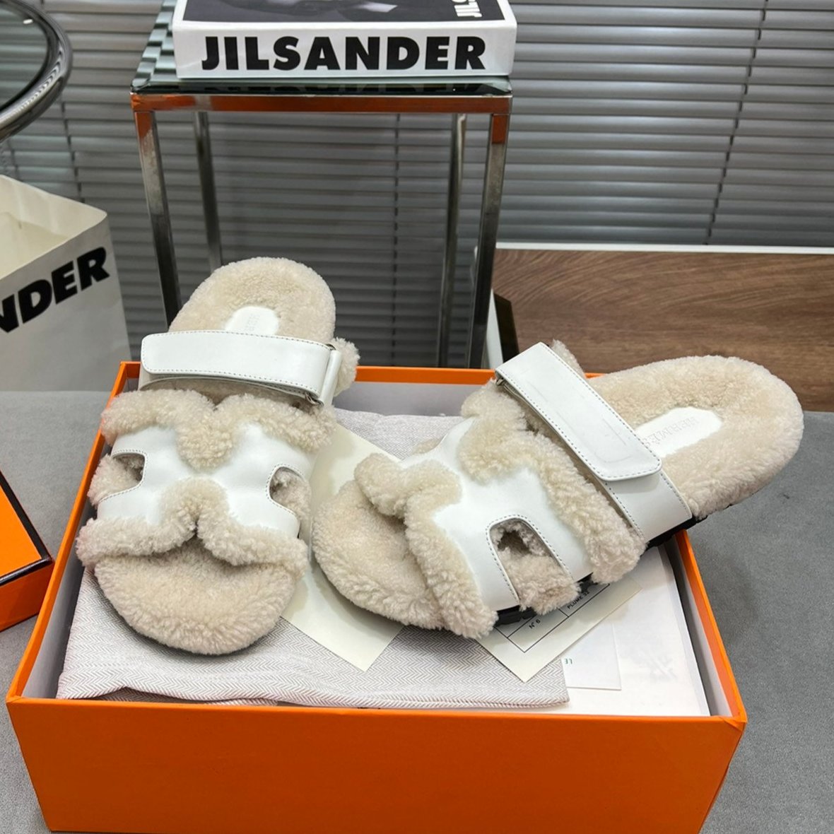 CHYPRE SLIPPERS IN BEIGE LAMB WOOL AND WHITE CALFSKIN、mysite、Cacoeks