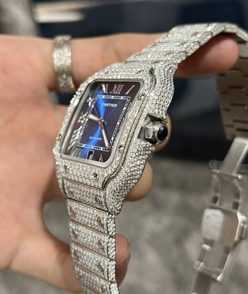 Đồng Hồ Cartier Santos Đính Full Kim Cương Moissanite Mặt Xanh 39 (4)