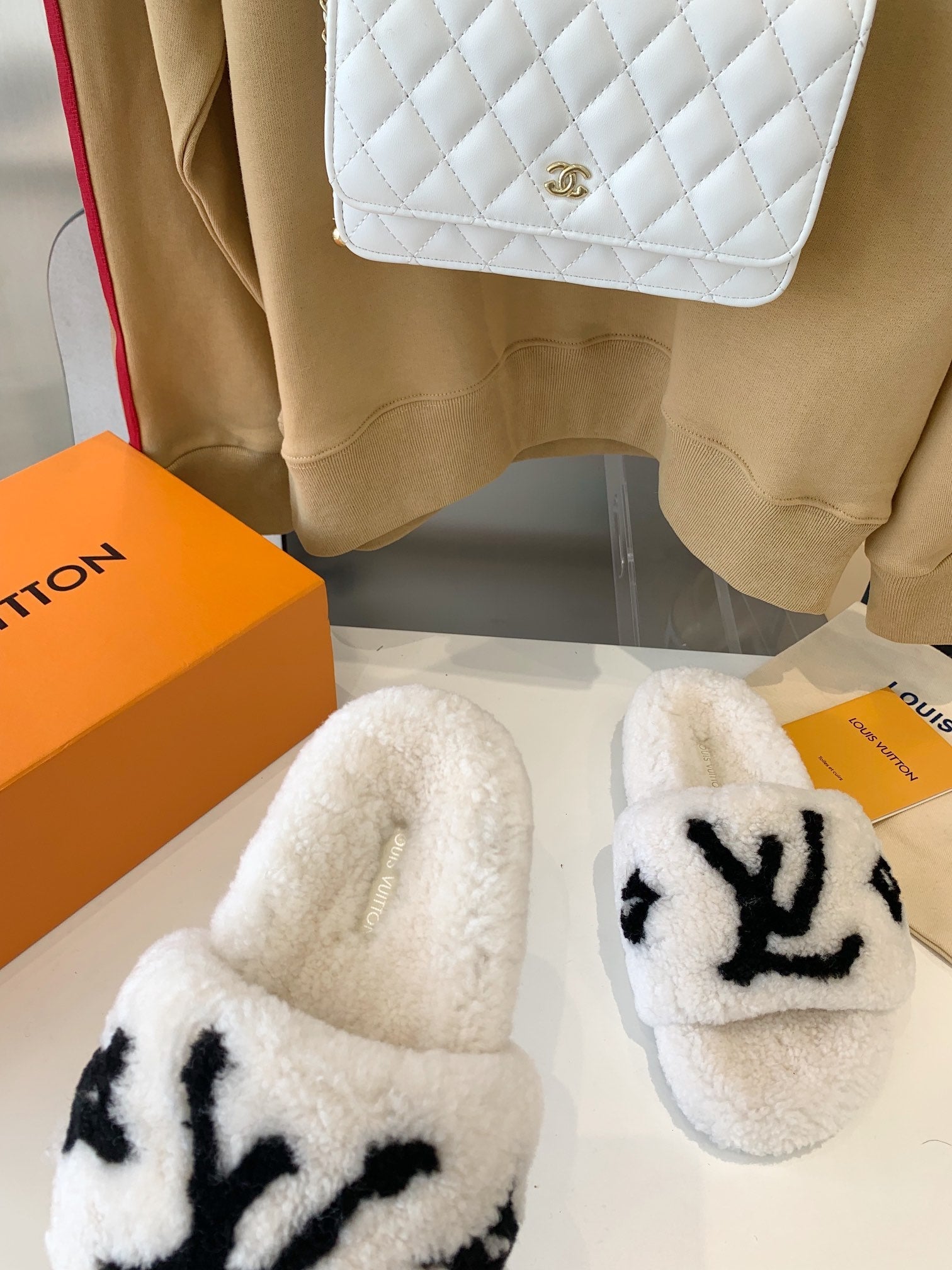LV WOMEN'S PASEO FLAT SLIPPER IN WHITE FLEECE WITH BLACK LOGO、mysite、Cacoeks