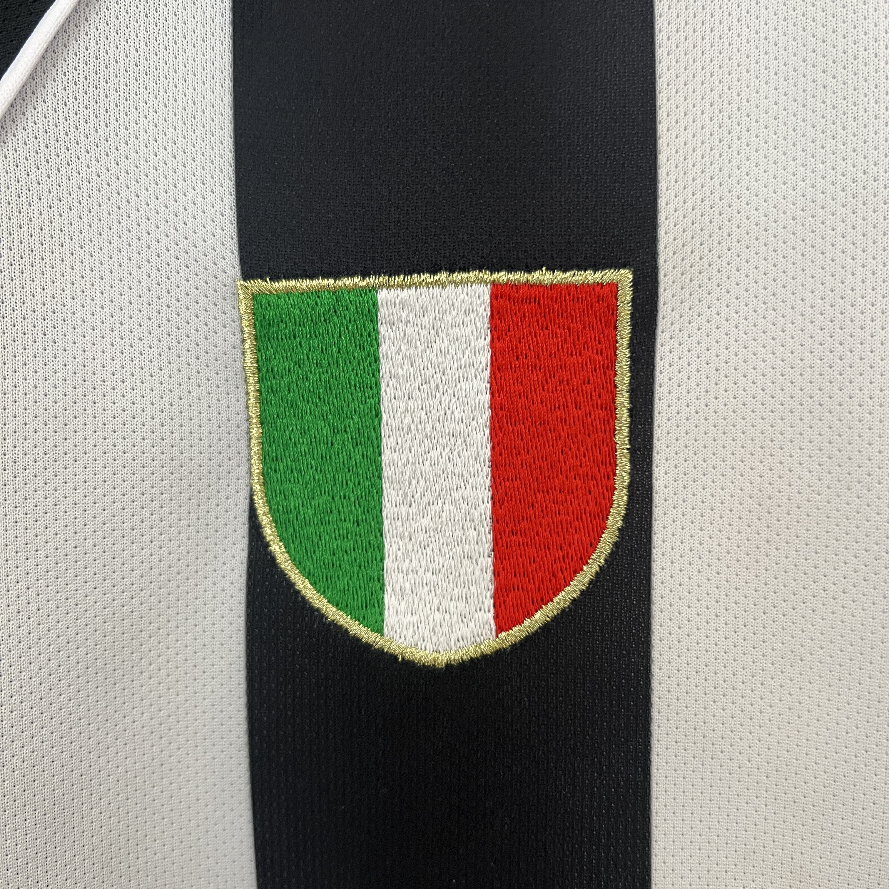 GlobeJersey-Retro Juventus 2002-03 European Home Jersey