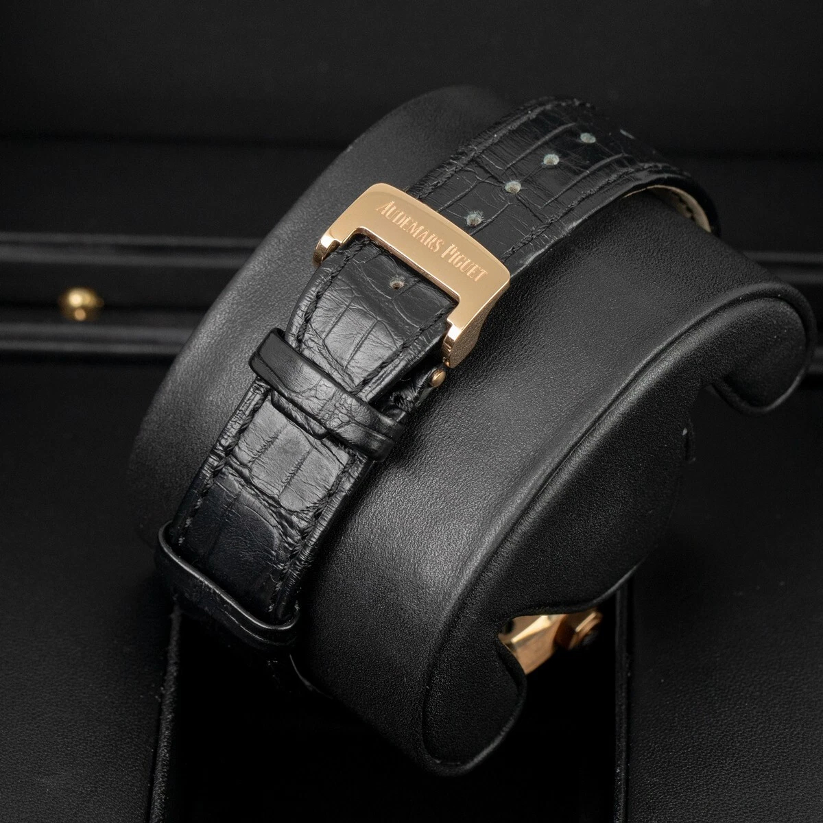 Audemars Piguet Royal Oak 15400OR.OO.D002CR.01 Super Clone Watch – Rose Gold Black Dial Leather Strap Replica