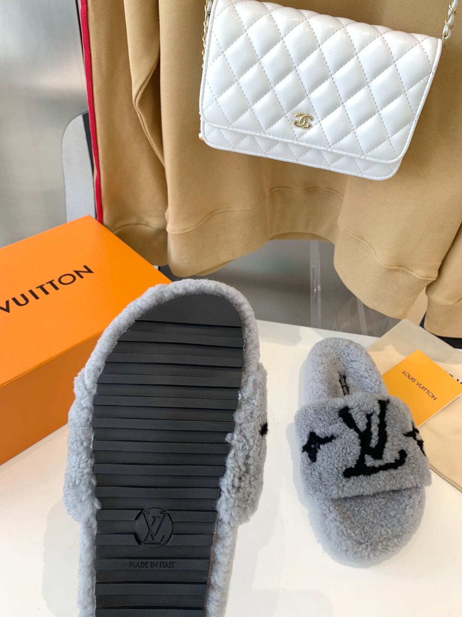 LV WOMEN'S PASEO FLAT SLIPPER IN GREY FLEECE WITH BLACK LOGO、mysite、Cacoeks