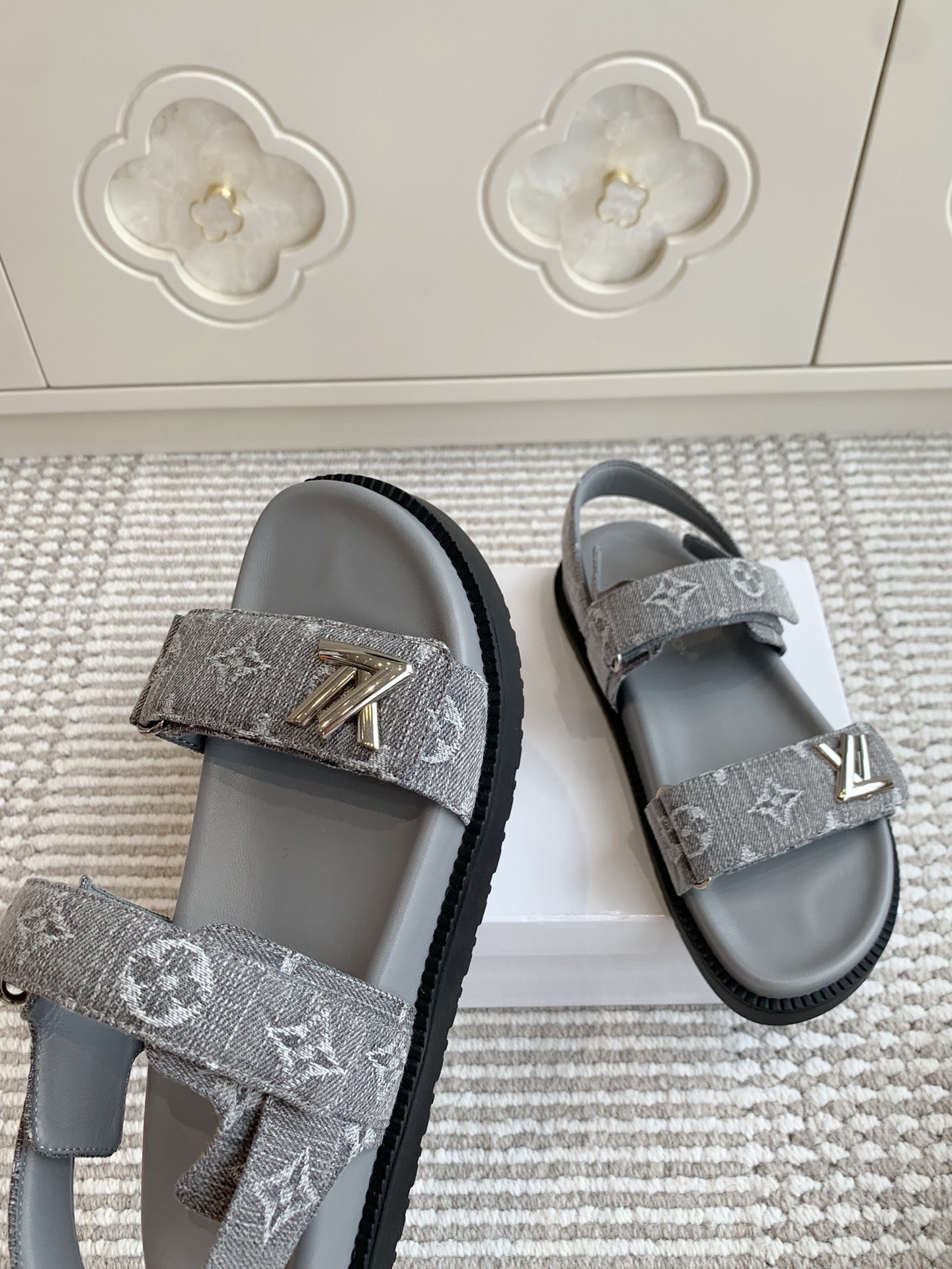 LV SANDALS 25S IN GREY DENIM AND CALFSKIN WITH SILVER HARDWARE、mysite、Cacoeks