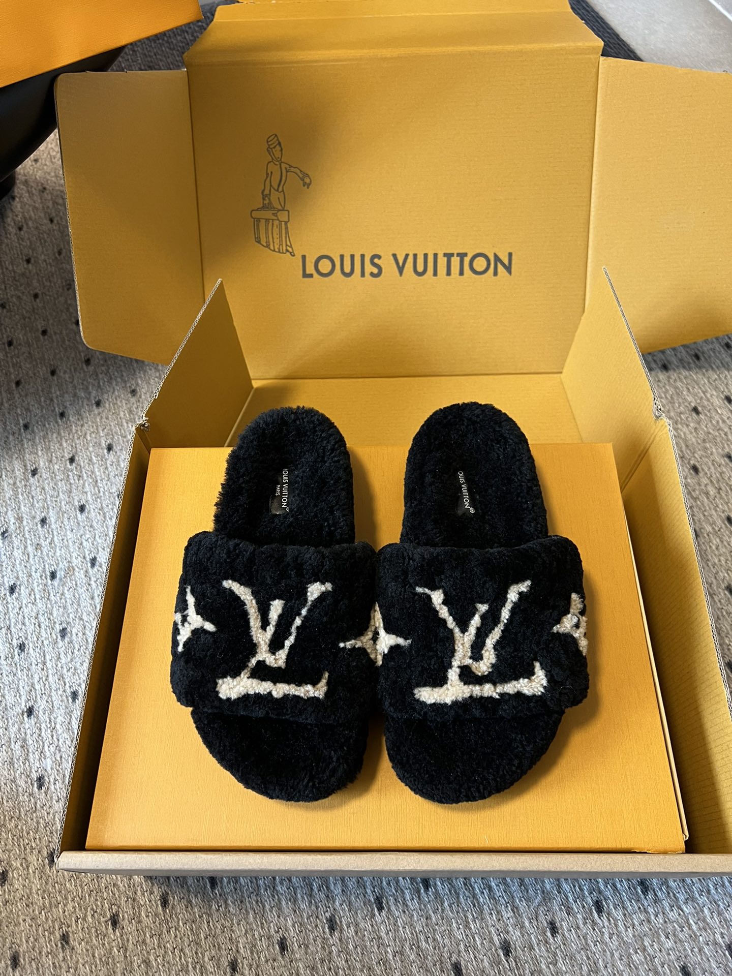 SLIPPER IN BLACK FLEECE WITH BEIGE LOGO、mysite、Cacoeks