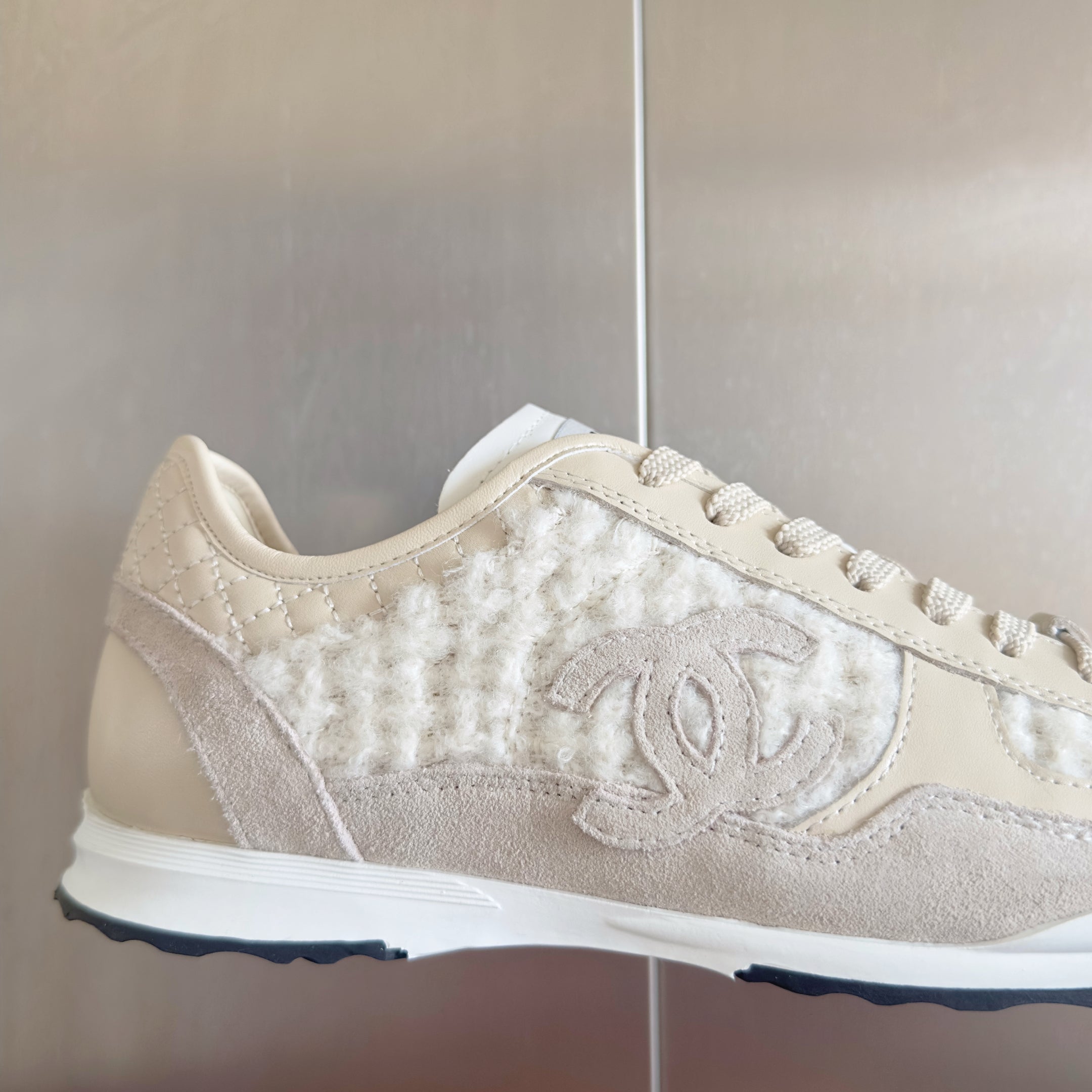 CHANEL 25S SNEAKERS 20MM IN WHITE CALFSKIN AND SUEDE、mysite、Cacoeks