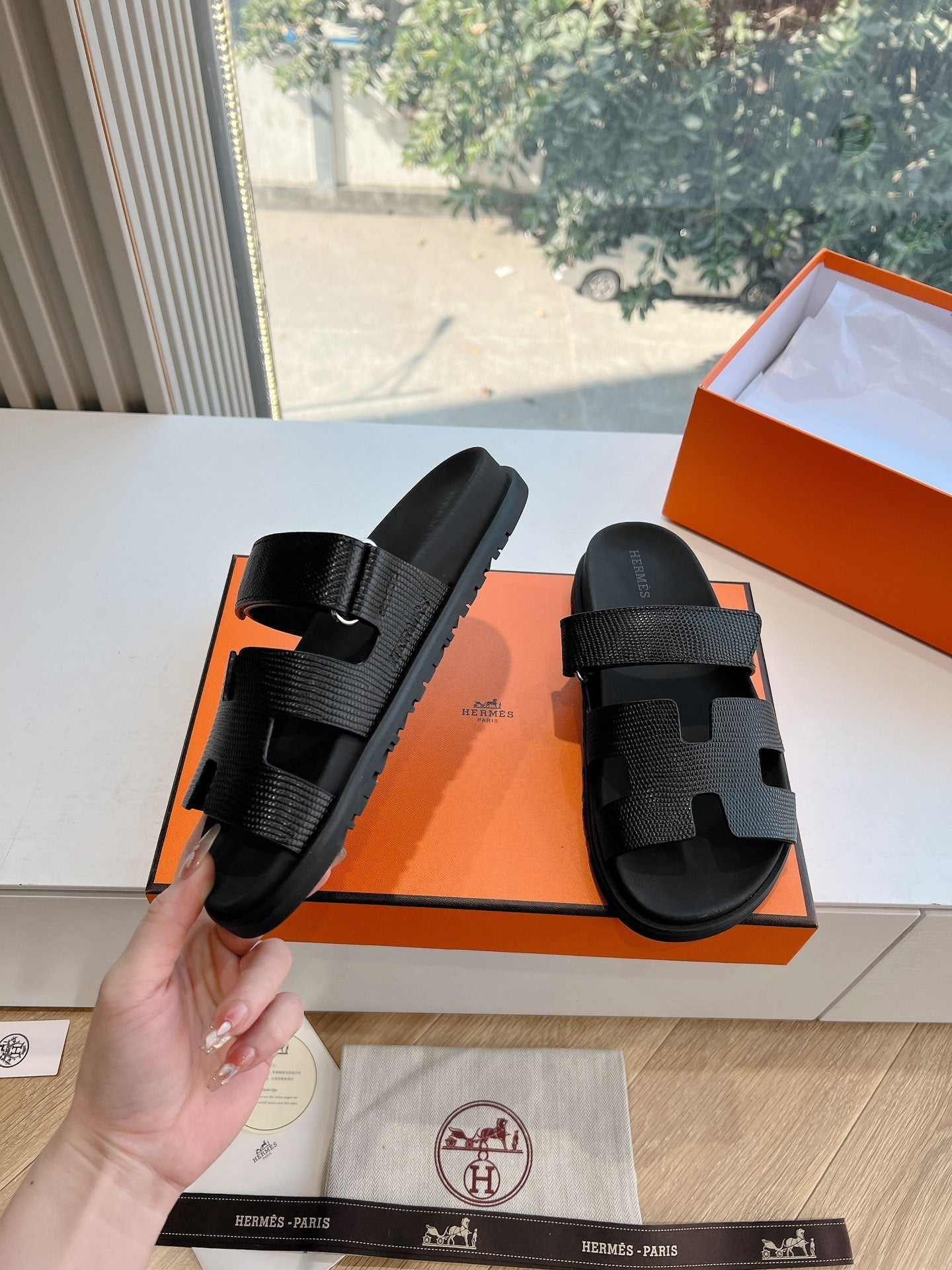 CHYPRE SANDAL IN BLACK SHINY GRAINED CALFSKIN、mysite、Cacoeks