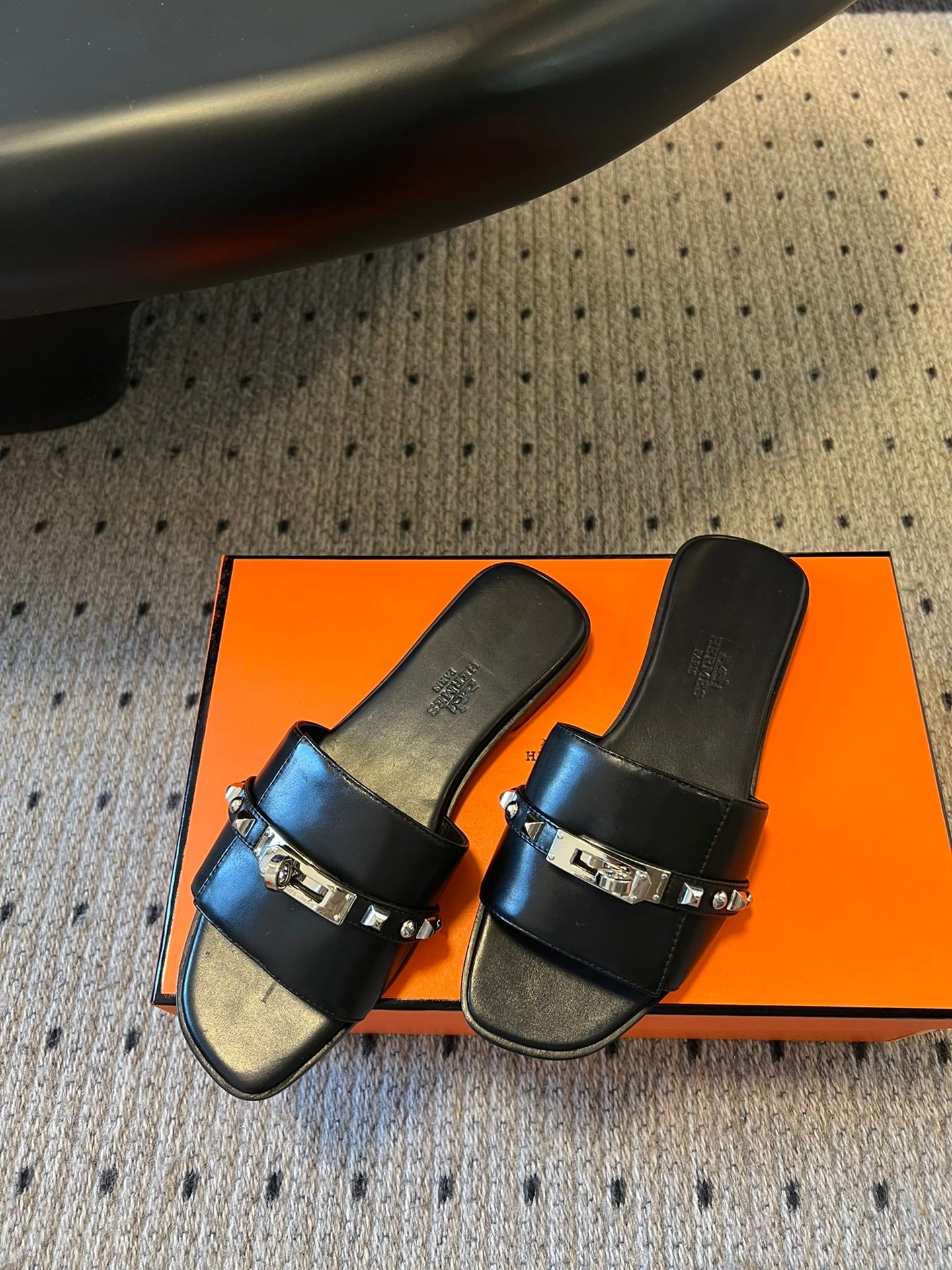 GIULIA FLAT SANDAL IN BLACK CALFSKIN、mysite、Cacoeks