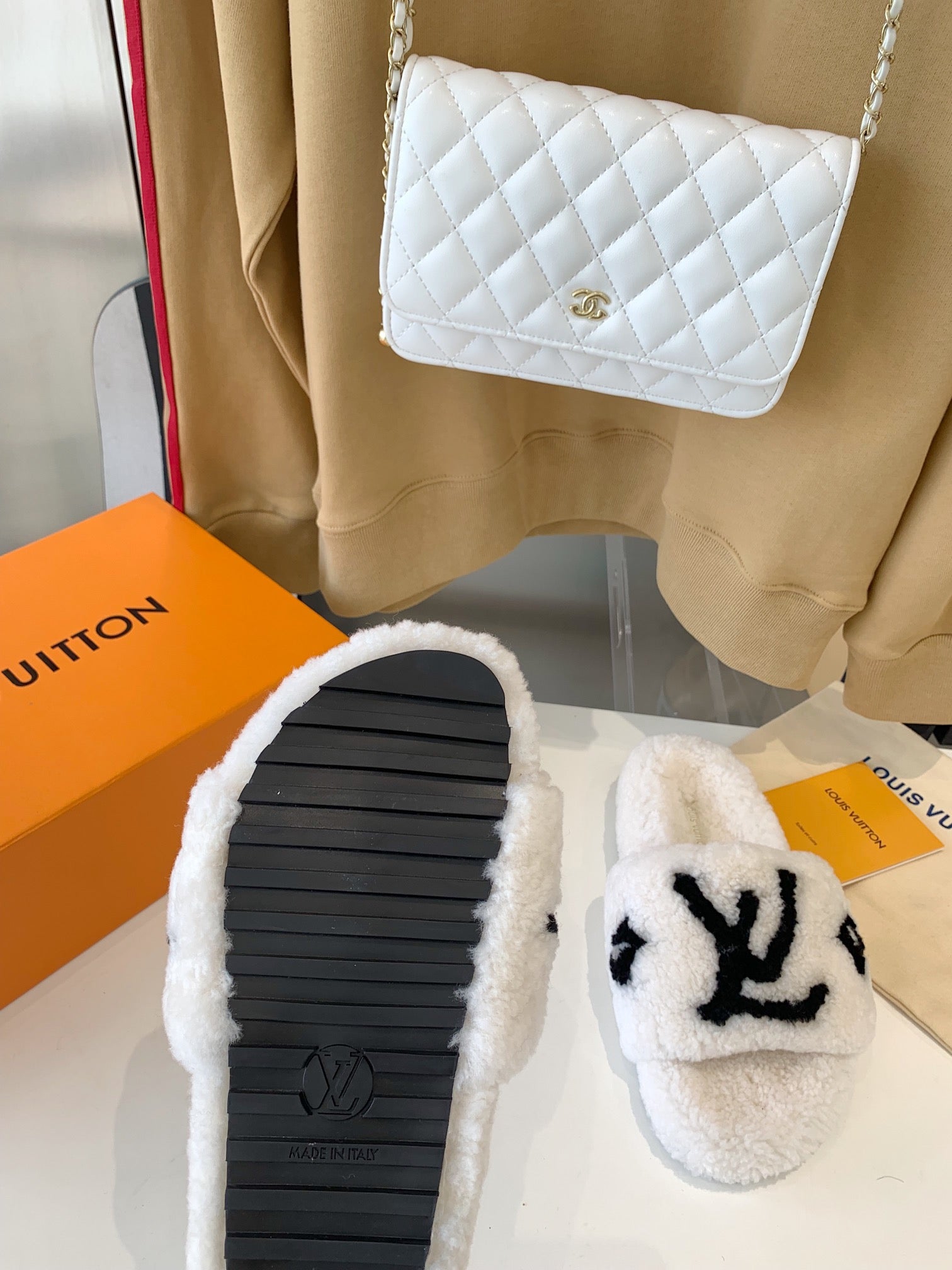 LV WOMEN'S PASEO FLAT SLIPPER IN WHITE FLEECE WITH BLACK LOGO、mysite、Cacoeks