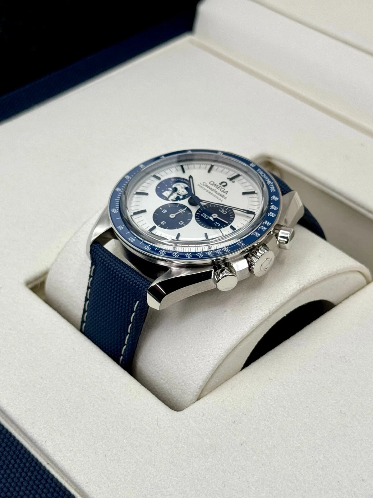 Omega Speedmaster Ref. 310.32.42.50.02.001 Super Clone Watch – White Dial Stainless Steel Bracelet Fake Replica (Snoopy Award 50th Anniversary)